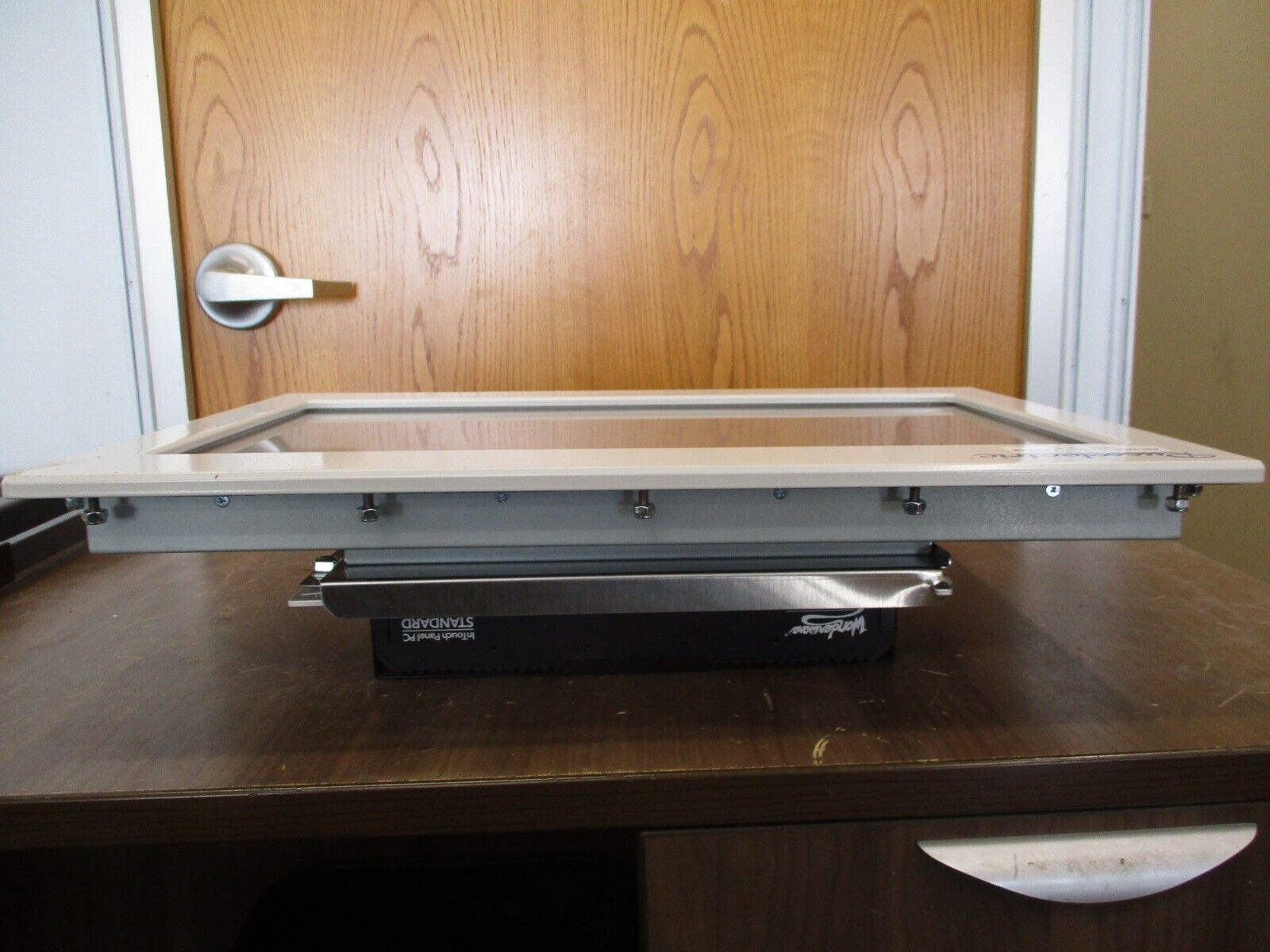 Strongarm 21.5" Touchscreen w/ PC 304-215T0V-P9 Used