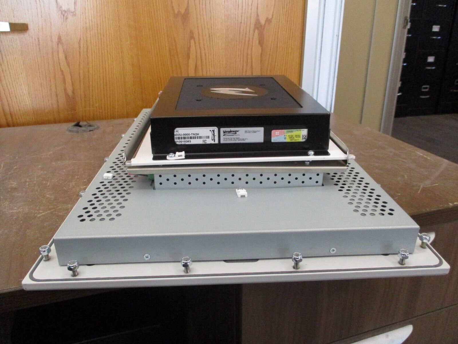 Strongarm 21.5" Touchscreen w/ PC 304-215T0V-P9 Used