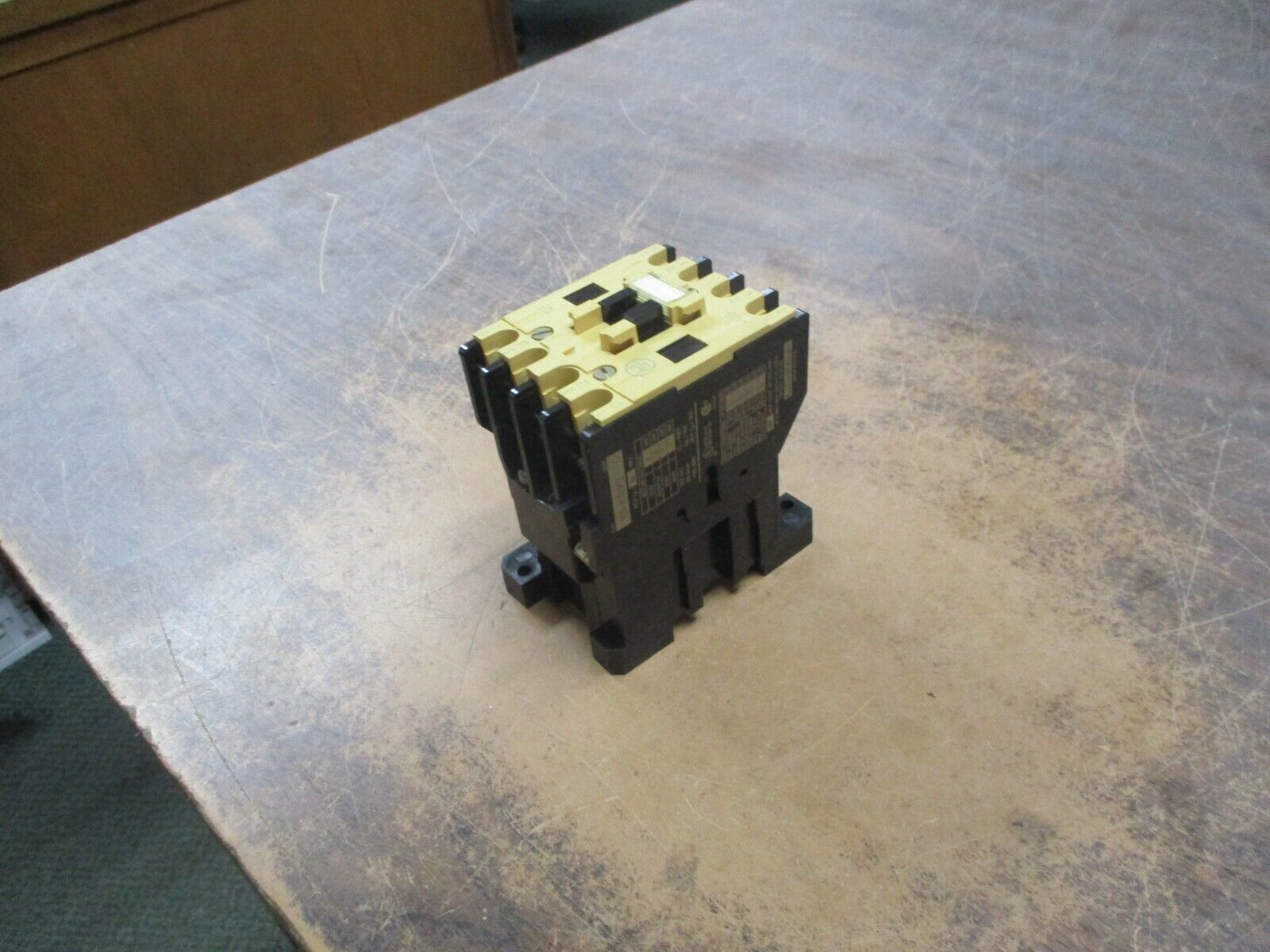 Allen-Bradley Contactor 100-A18NK3 Ser. C 24V 50Hz Coil 18A 600V Used