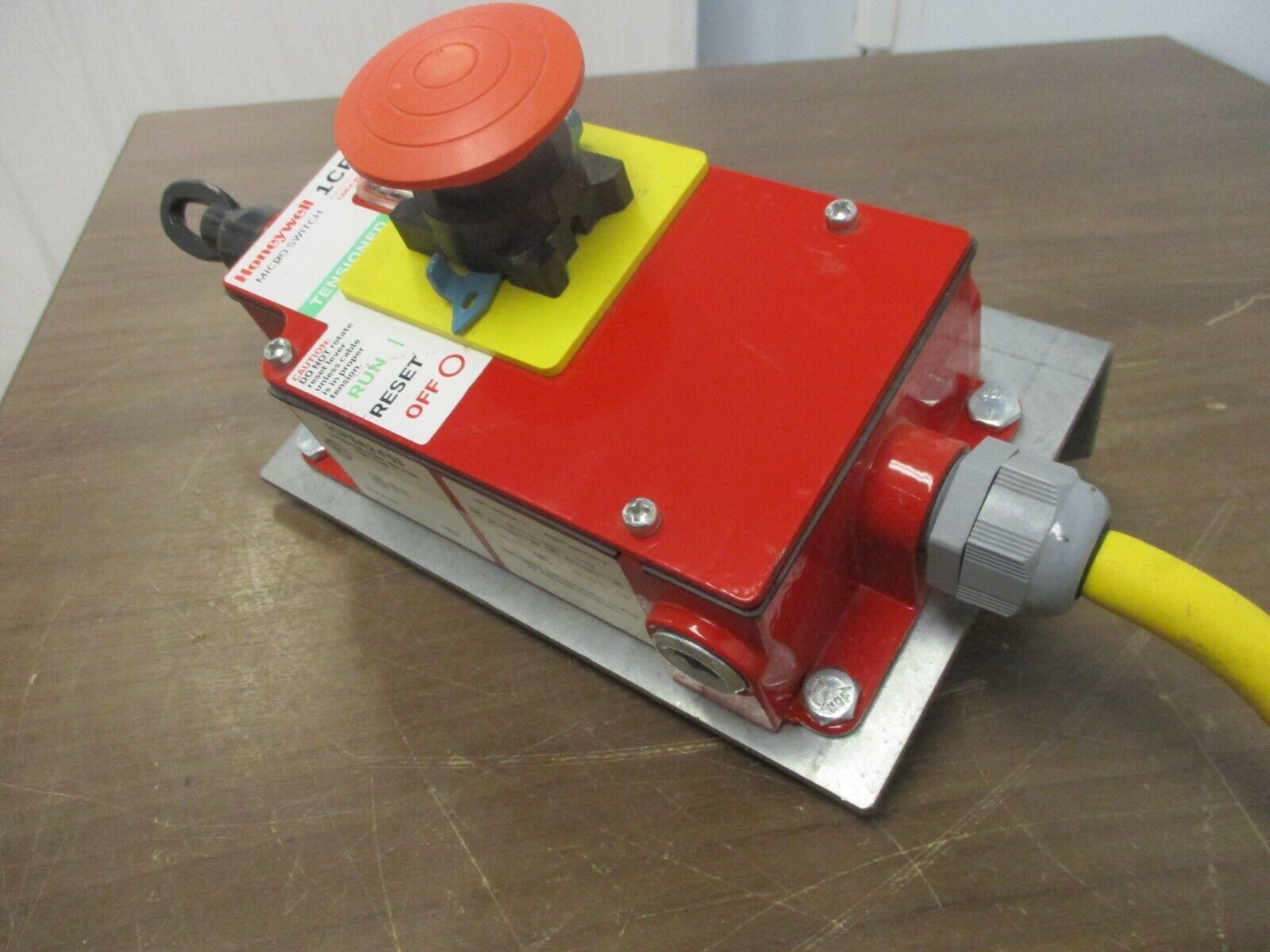 Honeywell Micro Switch Cable Pull Switch 1CPSA2-F03 w/Mounting Plate Type 1 Encl