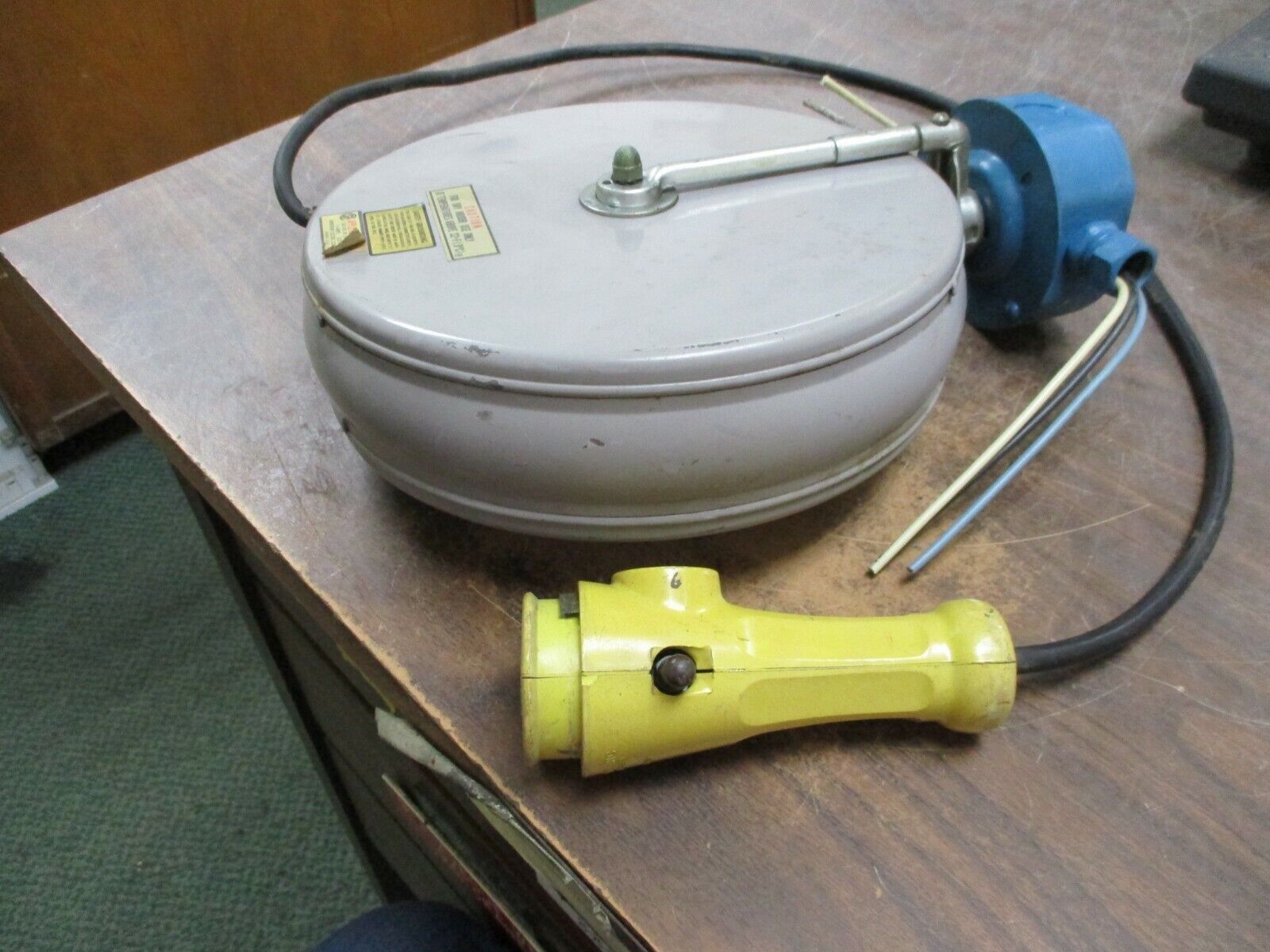 Appleton Reclite Cord Reel RE 1519G-1625 6A 250V w/Light Fixture/Receptacle Used