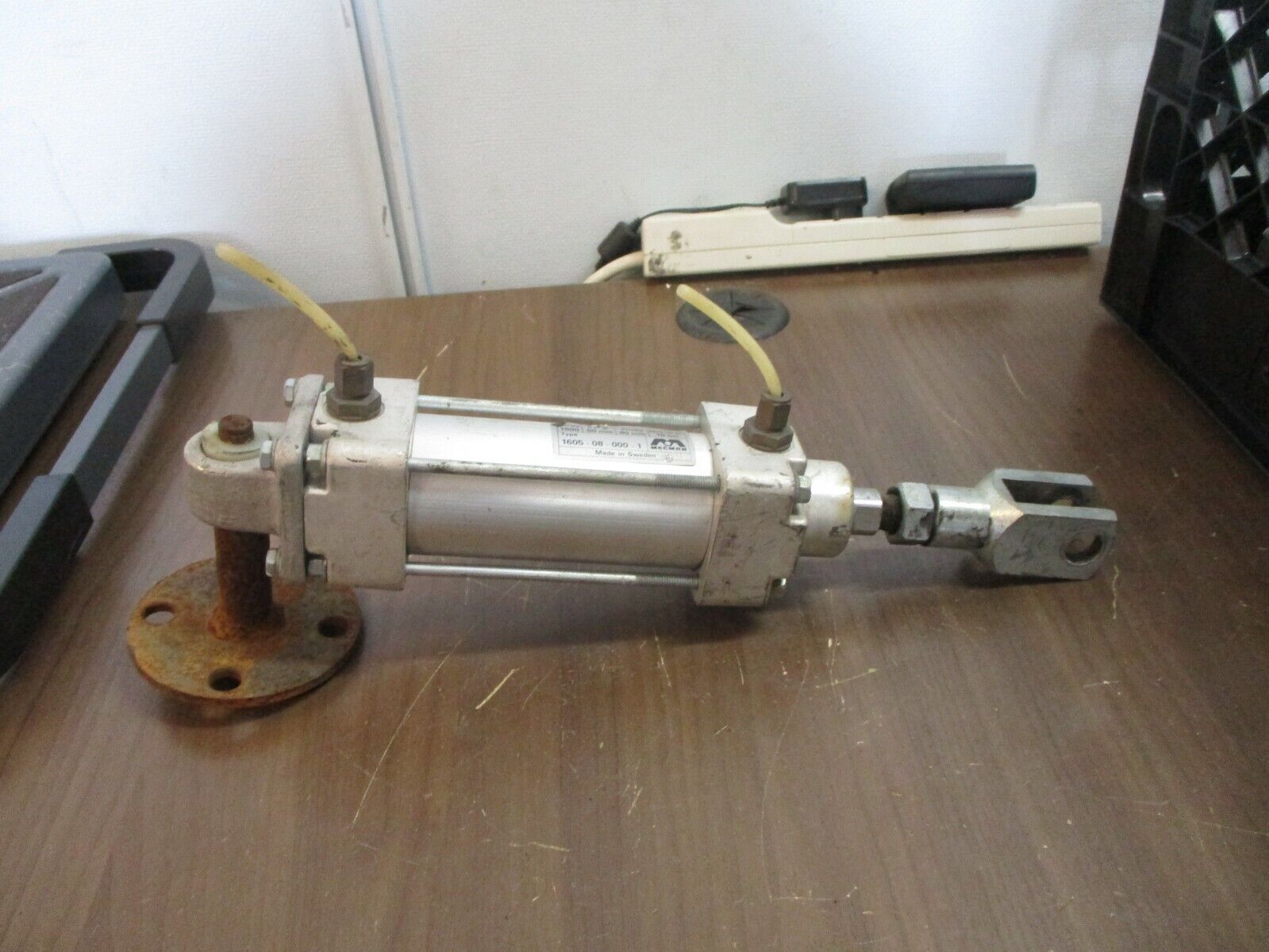 Mecman Series 1600 Pneumatic Air Cylinder 1605-08-000-1 10bar Stroke: 80mm Used