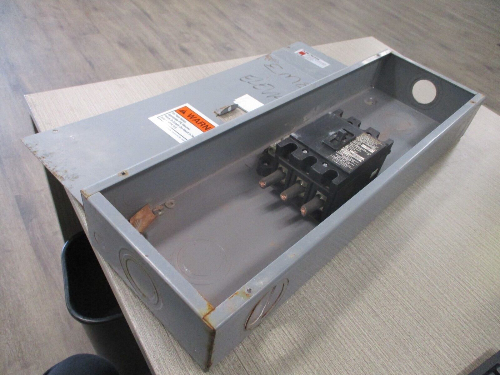 Cutler-Hammer Enclosed Circuit Breaker CC 3225 225A 240V 3P Type 1 Enclosure Use