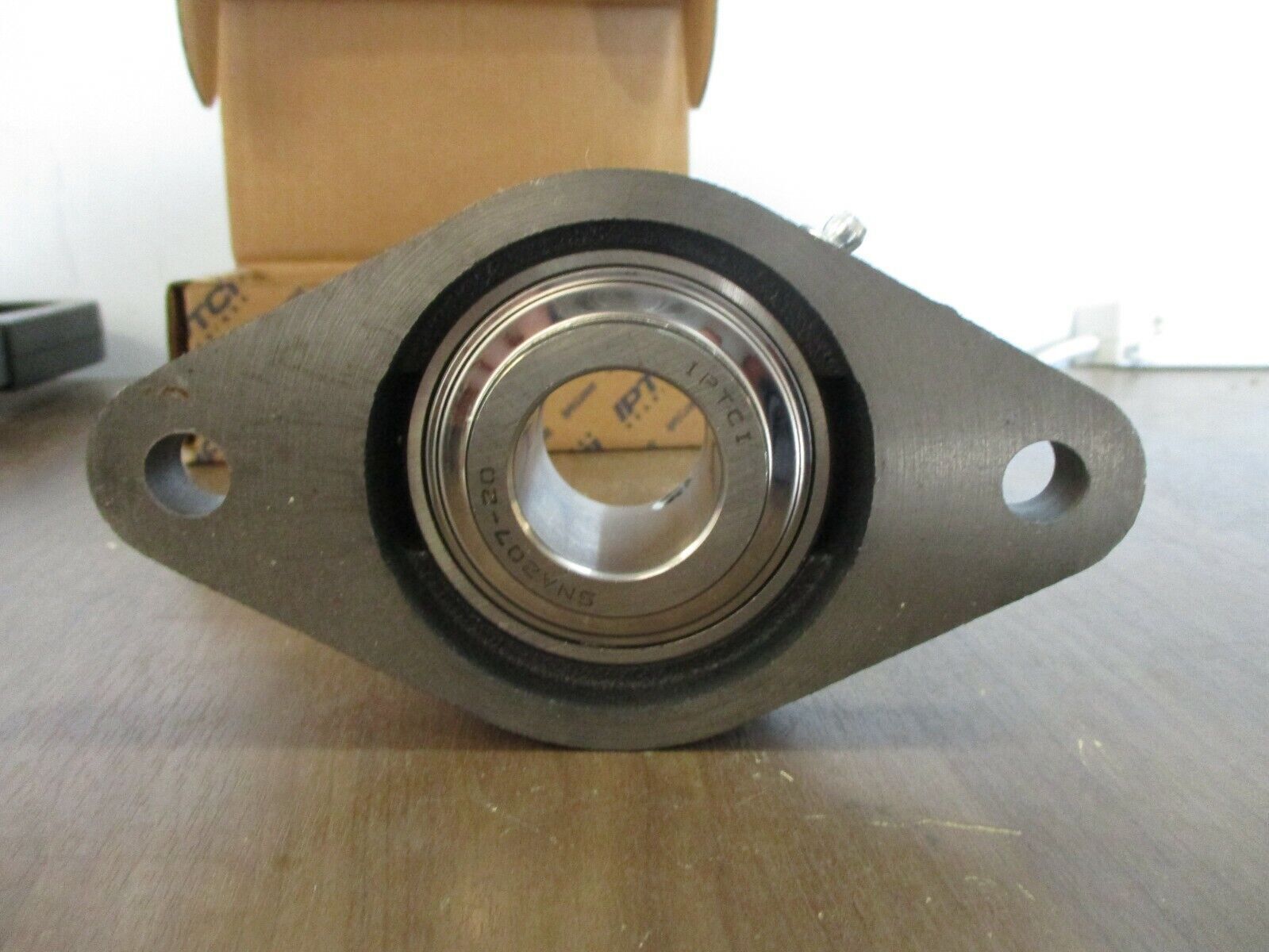 IPTCI Eccentric Locking 2-Bolt Flange SNAFL 207 20 1-1/4" Stainless / Cast Iron