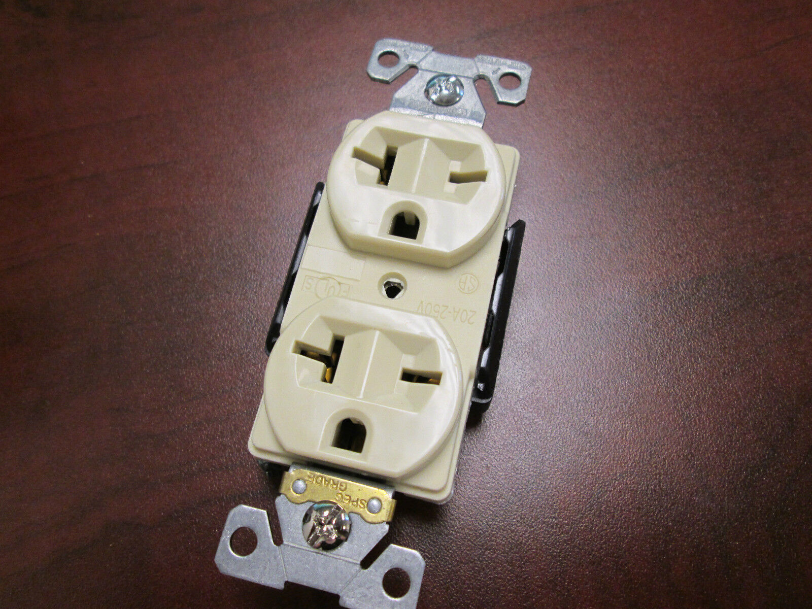 Cooper Receptacles 5452V and AH1991PL7 Lot of 3 New Surplus