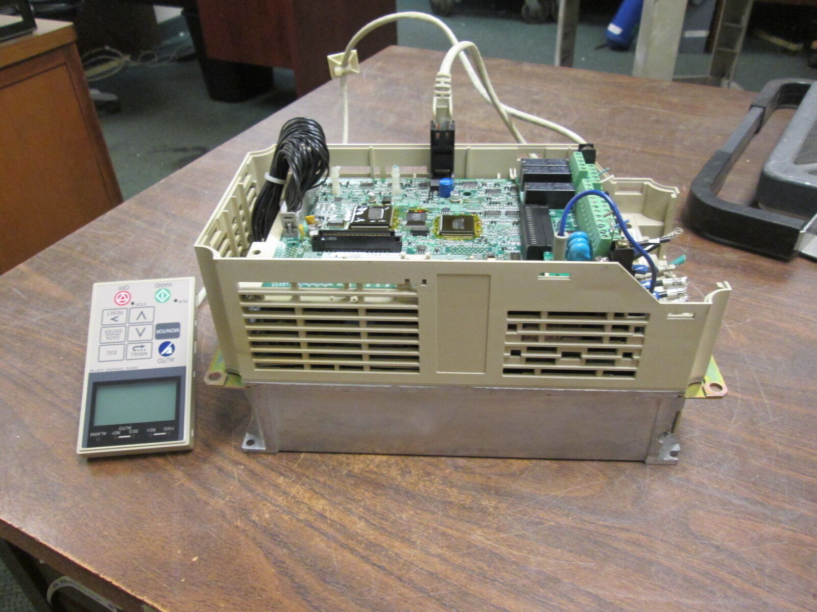 Yaskawa E7 AC Drive CIMR-E7U42P2 0.5HP 3Ph w/ Keypad *No Cover* Used