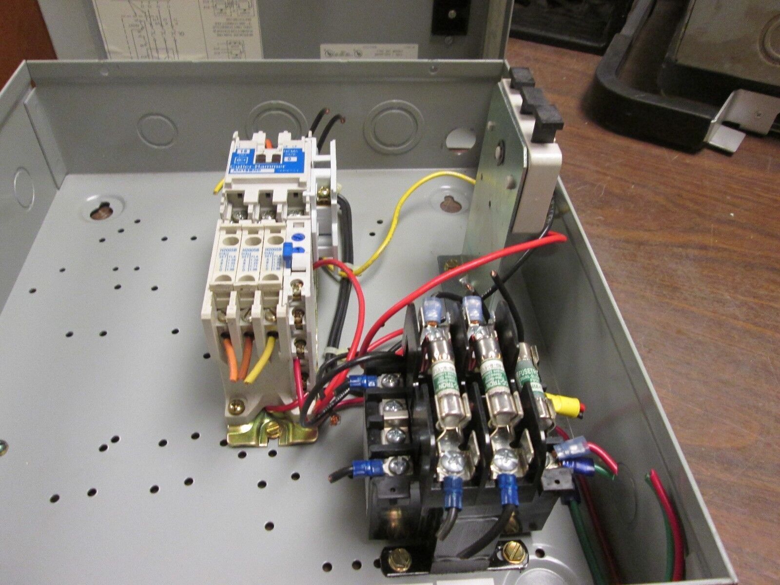 Cutler Hammer Enclosed Starter ECN0701CAA Contactor: AN16BN0 Size 0 18A Used