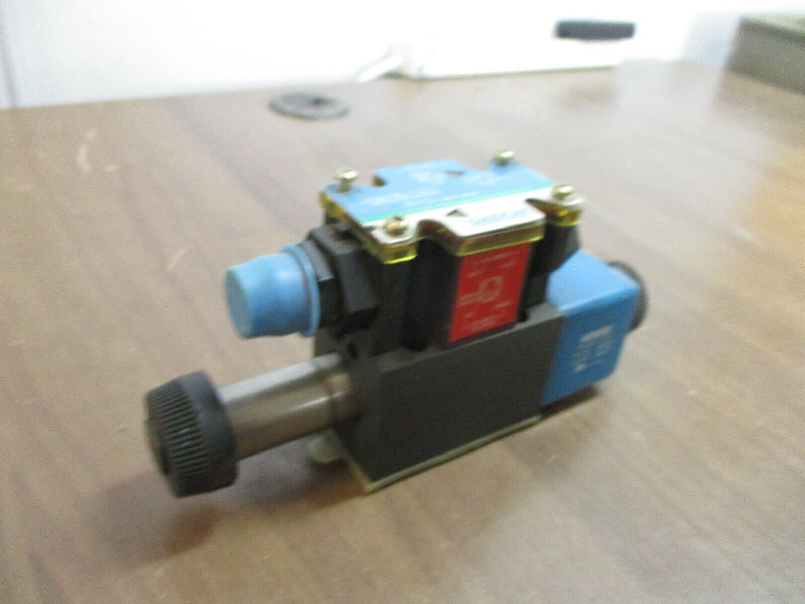 Vickers Directional Control Valve DG4V-3S-6N-M-FPA5WL-B5-60 110/120V 50/60Hz