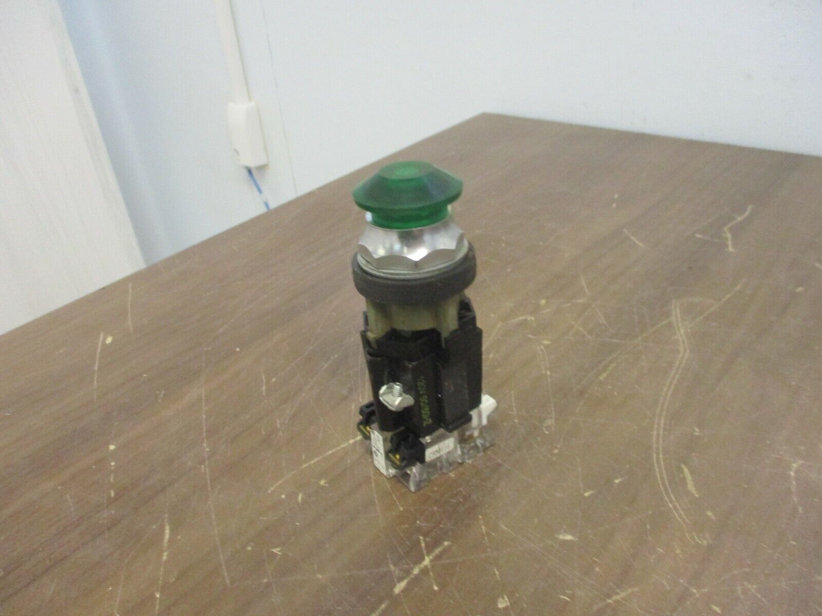 Westinghouse Illuminated Push Button PB1T1B Green Model B 120V 60Hz Used