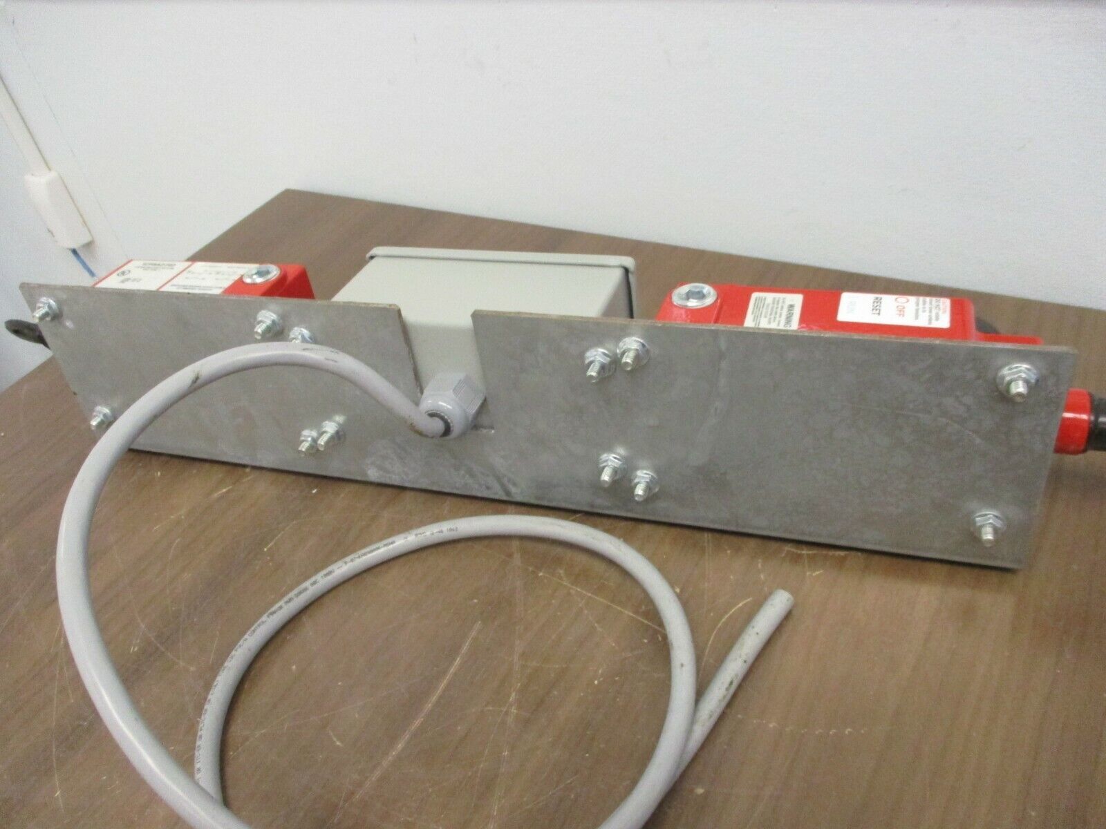 Honeywell Dual Micro Switch Cable-Pull Switch 1CPSA2-F03 w/ Mounting Plate Used