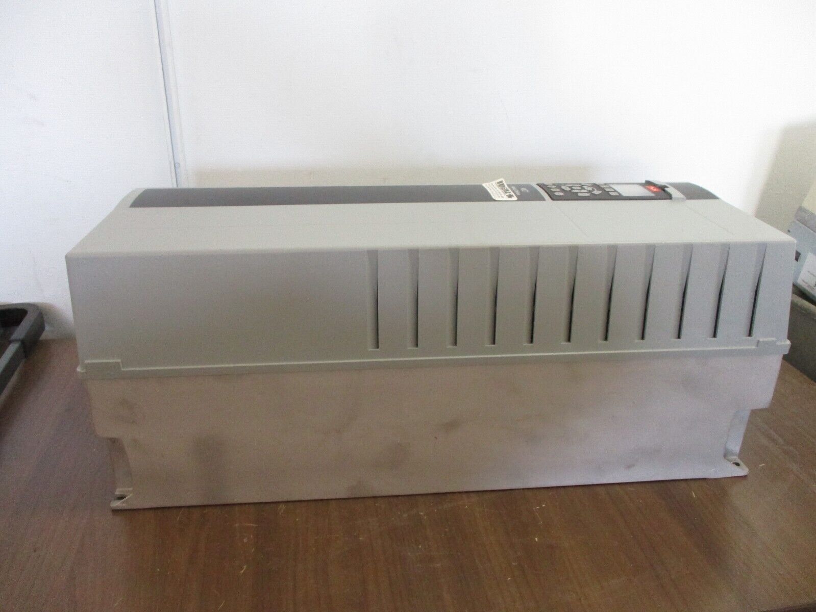 Danfoss VLT AC Drive 131B4264 40HP 3Ph Input: 3x380-480V 50/60Hz 55/47A Used