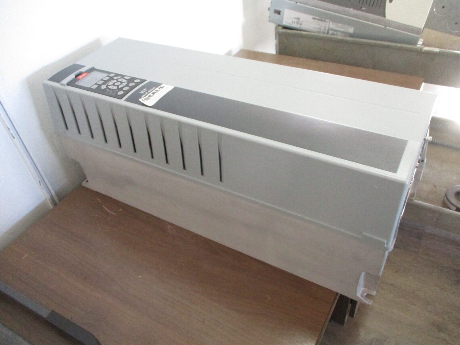 Danfoss VLT AC Drive 131B4264 40HP 3Ph Input: 3x380-480V 50/60Hz 55/47A Used