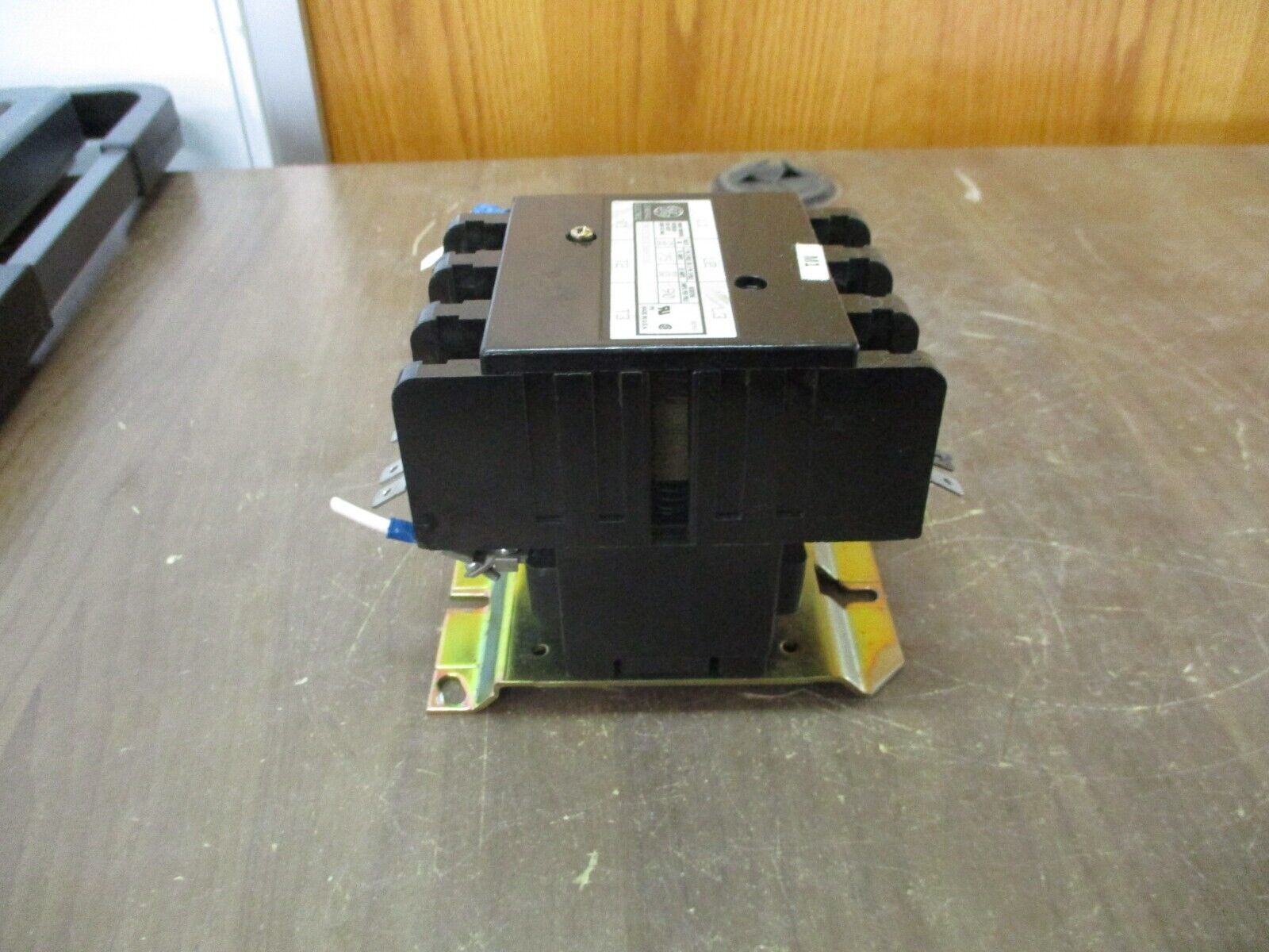 GE Contactor CR353EG3BA1DD 115-120V Coil 75A 600V *Chipped Terminal Block* Used