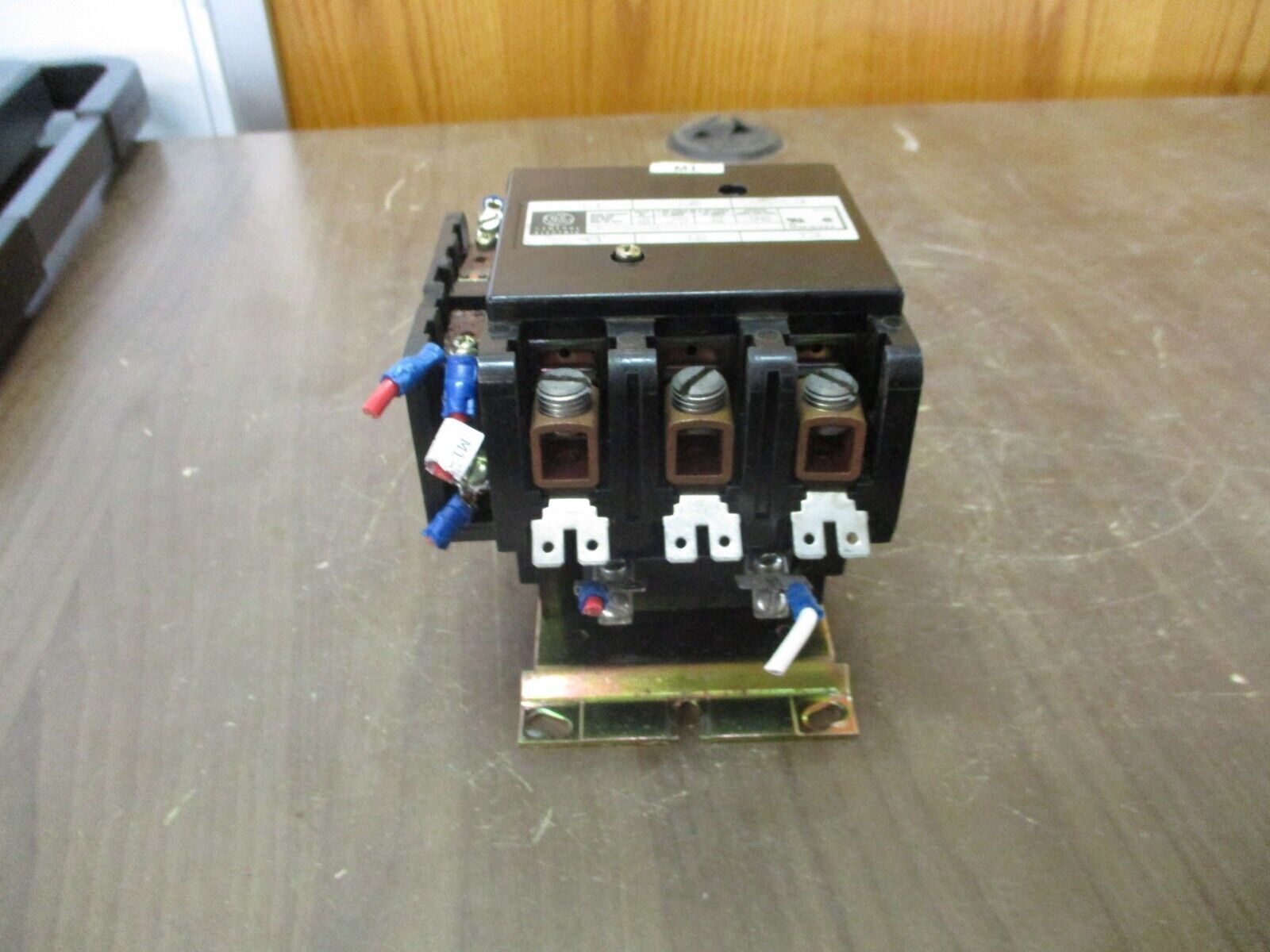 GE Contactor CR353EG3BA1DD 115-120V Coil 75A 600V *Chipped Terminal Block* Used