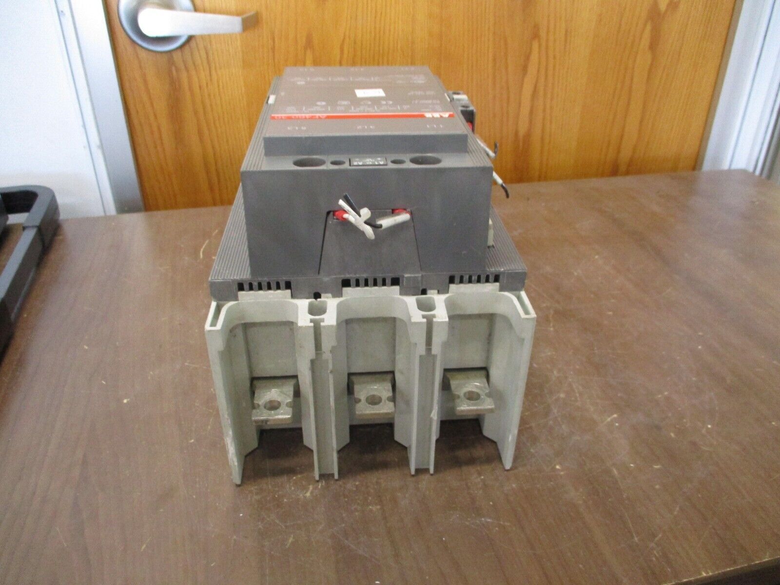ABB Contactor AF460-30 24-60VDC Coil 650A 600V w/ (1) Aux Contacts Used