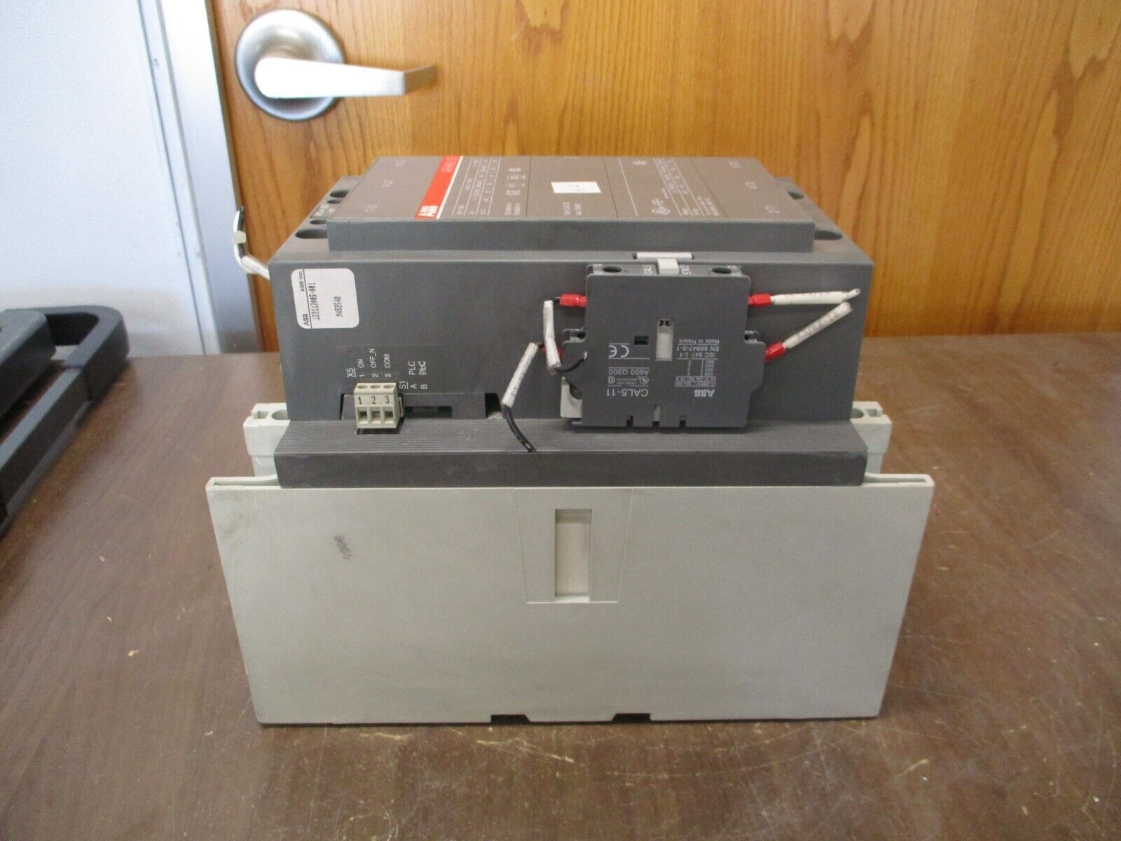 ABB Contactor AF460-30 24-60VDC Coil 650A 600V w/ (1) Aux Contacts Used