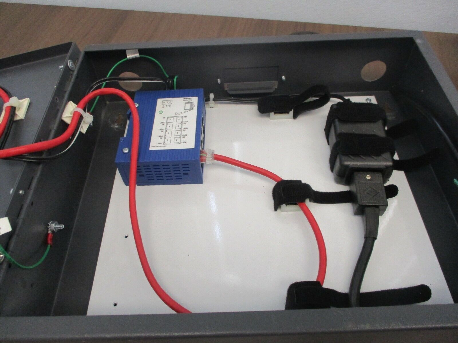 Emerson Liebert Network Switch VNSA8 Rev. 3 8-Port 100-240V 1.5A 50/60Hz Used