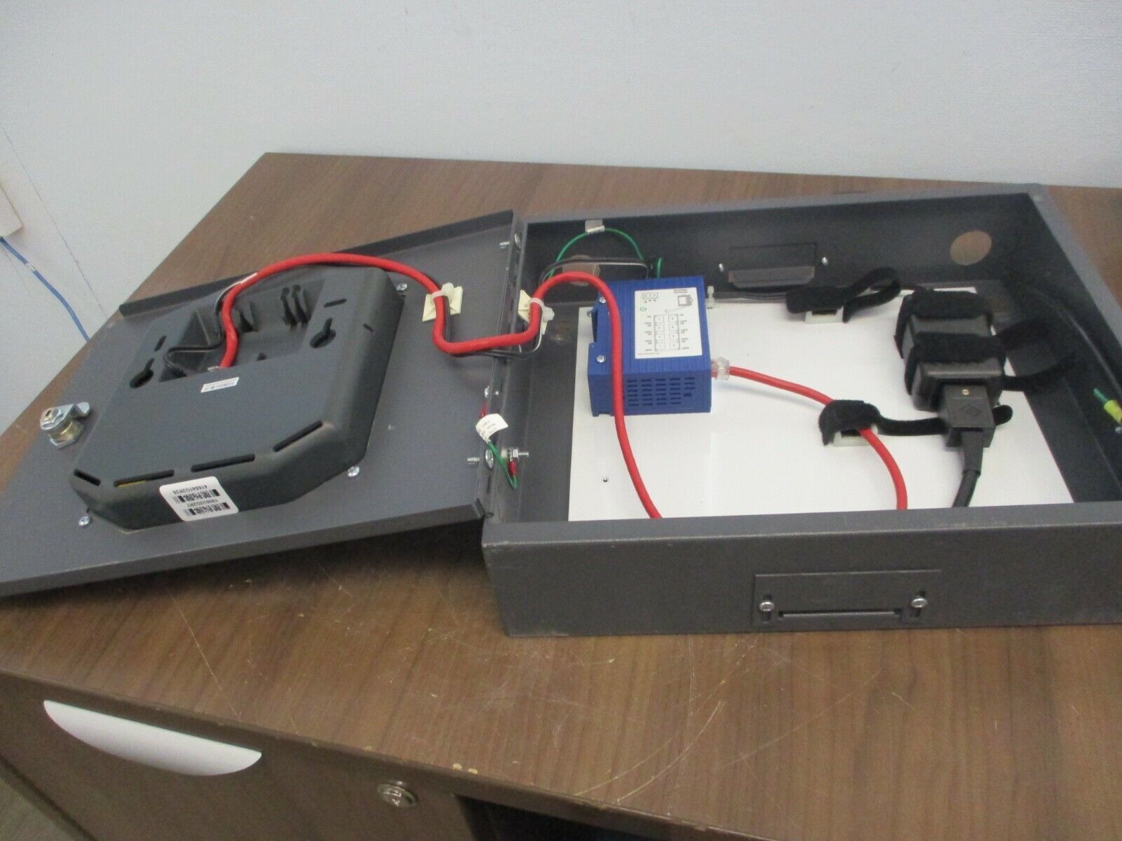 Emerson Liebert Network Switch VNSA8 Rev. 3 8-Port 100-240V 1.5A 50/60Hz Used