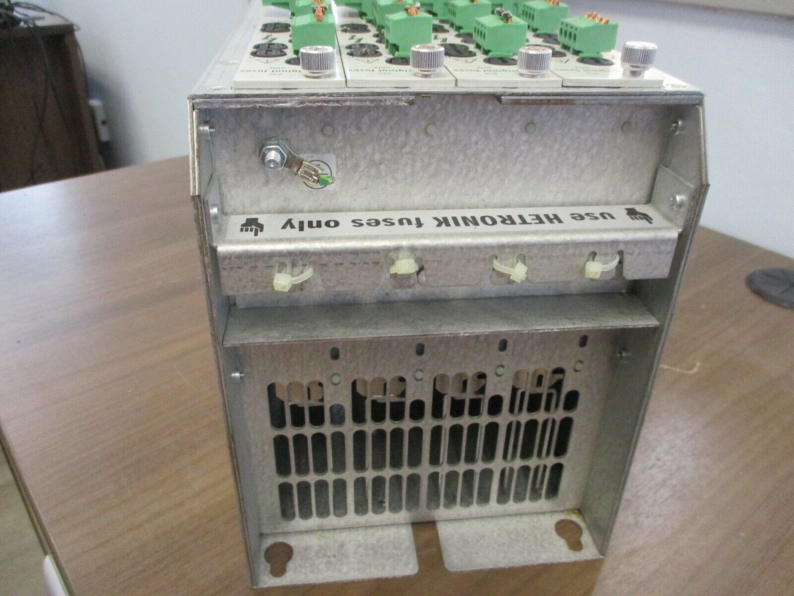 Hetronik PLC Rack w/ (4) Output Cards HC510-RK-4-230 Ver. A.2 4-Slot Used