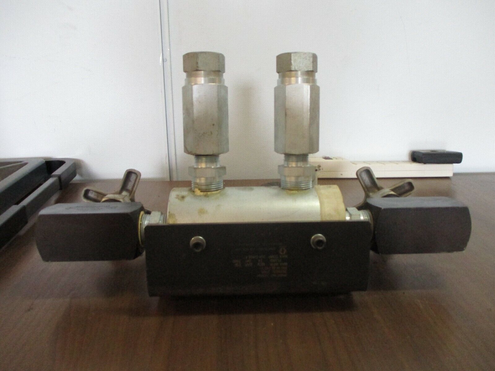 Graco Series J08A Heated Manifold 243697 500W 240V 3500PSI 400°F Max Used