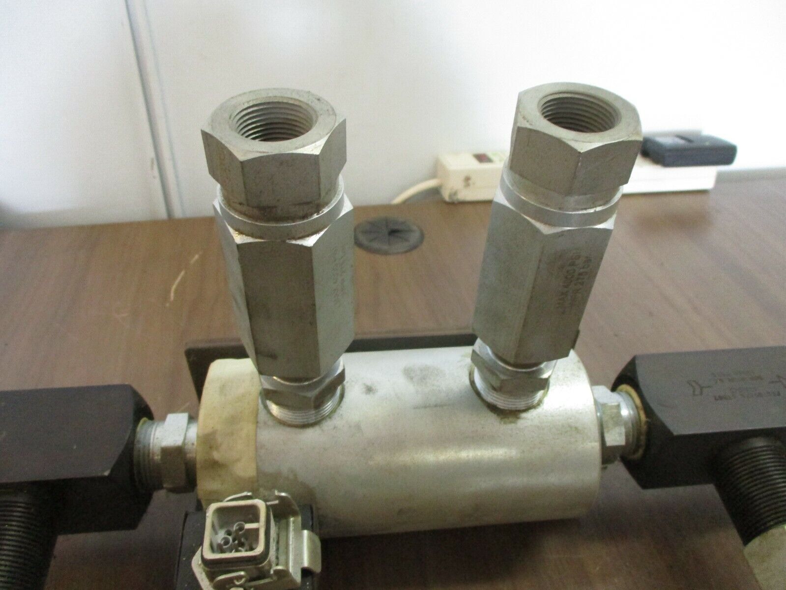 Graco Series J08A Heated Manifold 243697 500W 240V 3500PSI 400°F Max Used