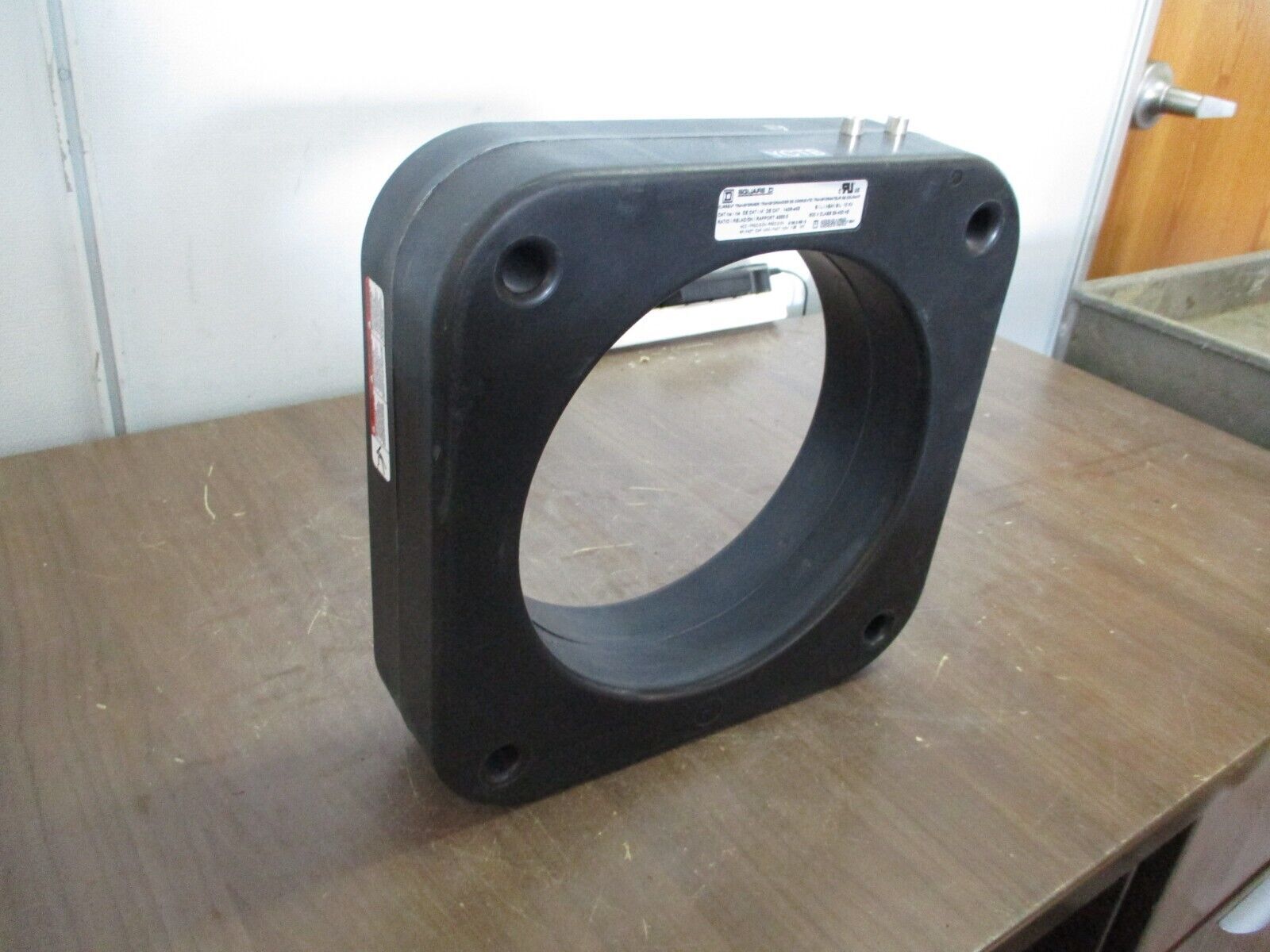 Square D Current Transformer 140R-402 Ratio 4000:5A 600V 25-400Hz 10kV BIL Used