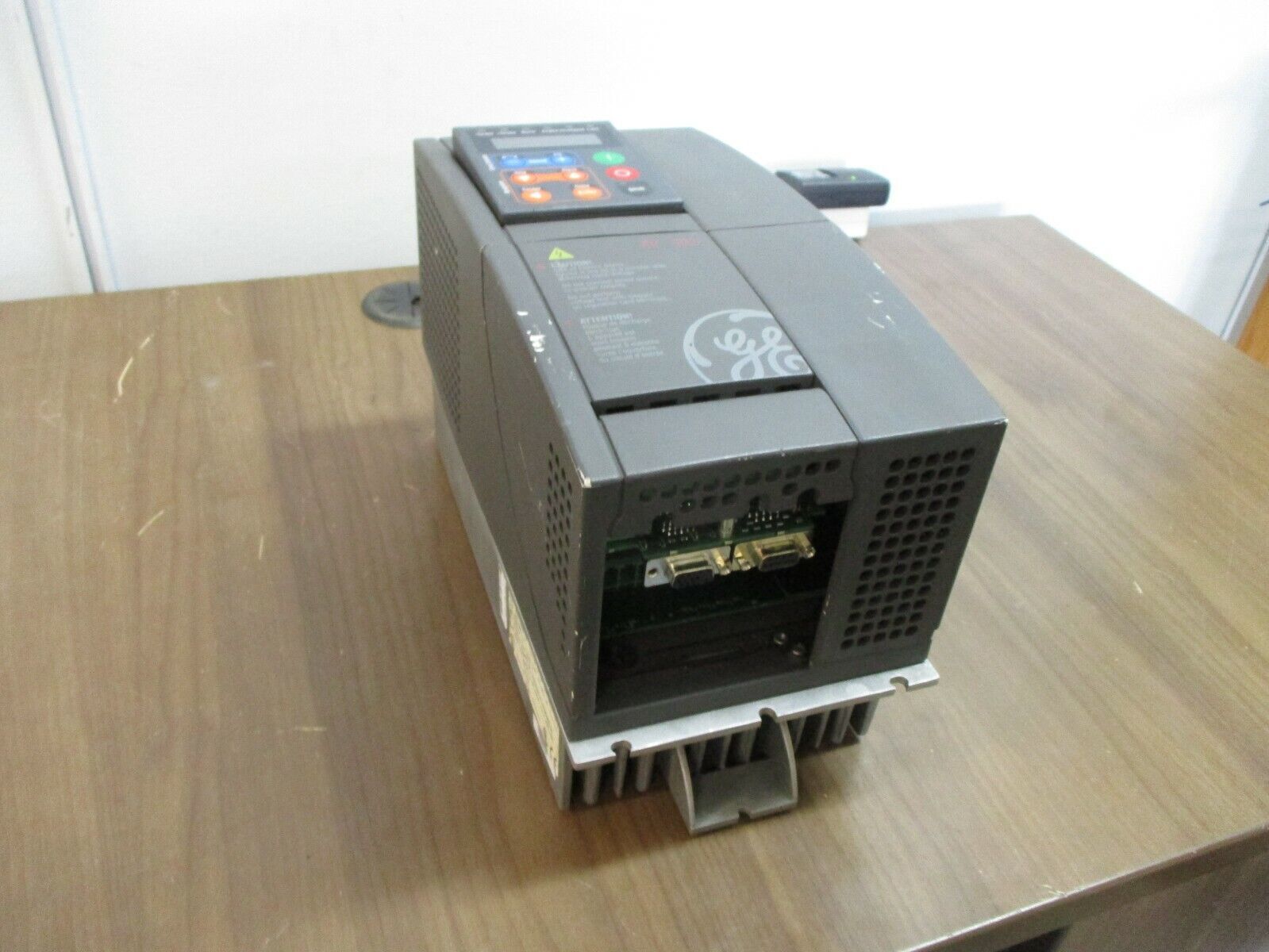 GE AC Drive 6KAVI43005Y1B 5HP 3Ph w/ Keypad *Chipped Corner* Used