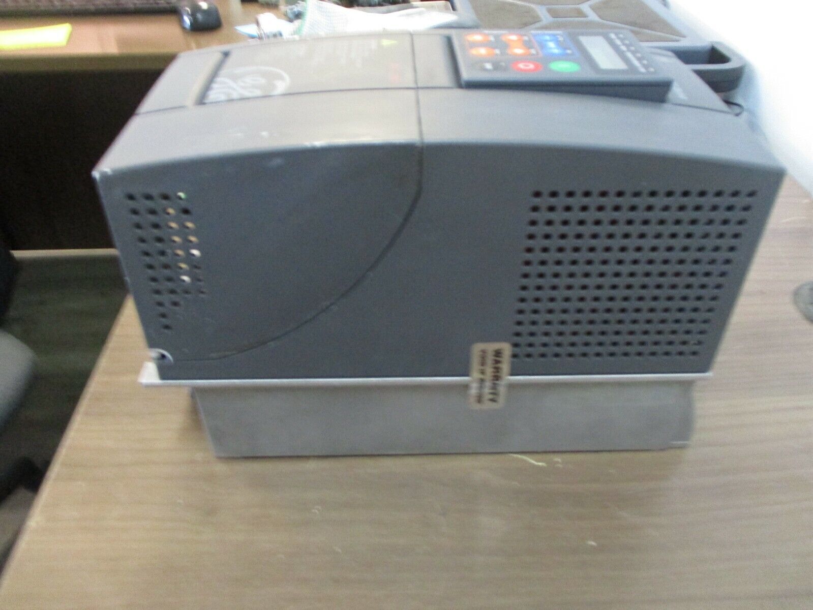 GE AC Drive 6KAVI43005Y1B 5HP 3Ph w/ Keypad *Chipped Corner* Used