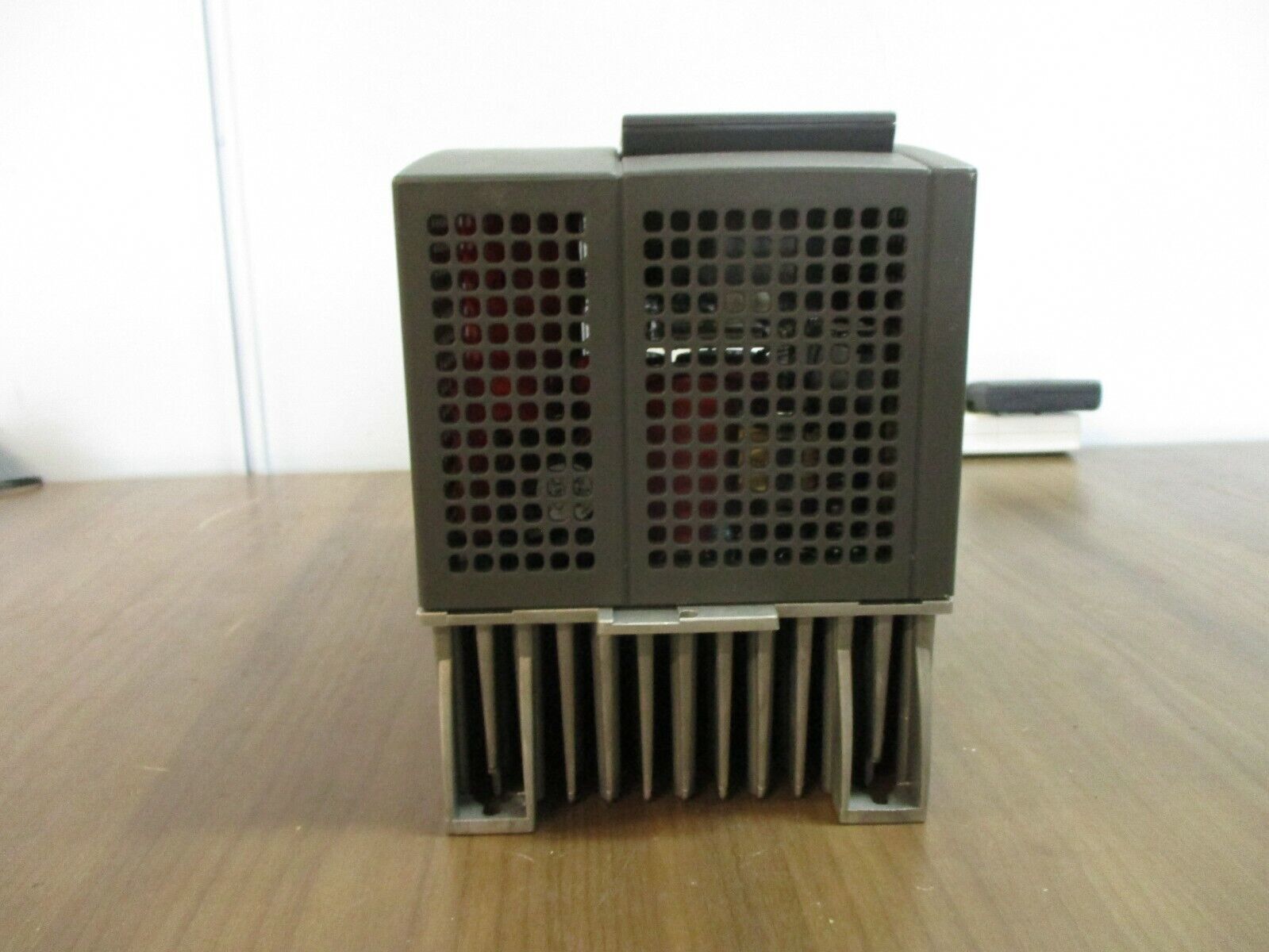 GE AC Drive 6KAVI43005Y1B 5HP 3Ph w/ Keypad *Chipped Corner* Used