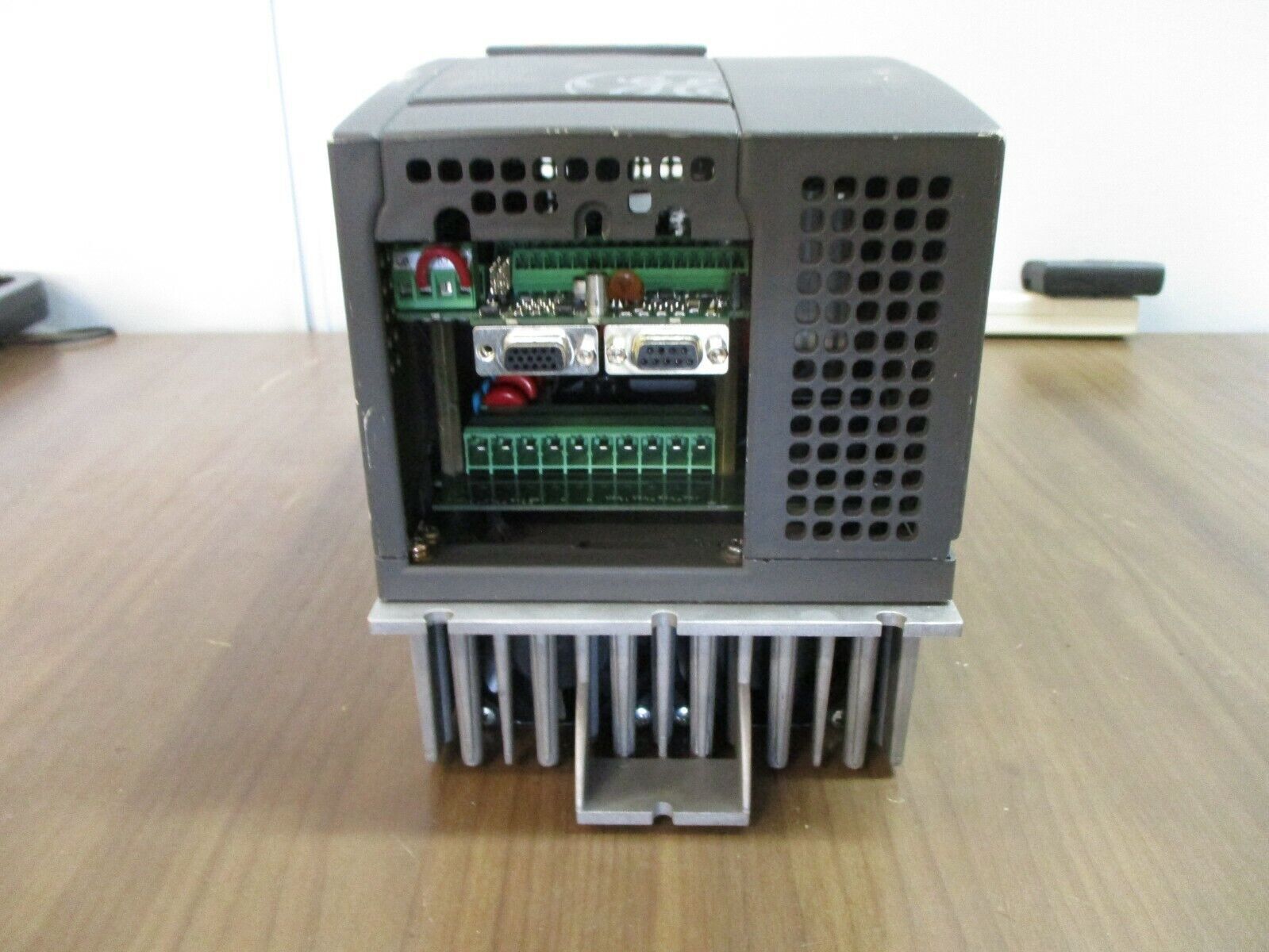 GE AC Drive 6KAVI43005Y1B 5HP 3Ph w/ Keypad *Chipped Corner* Used