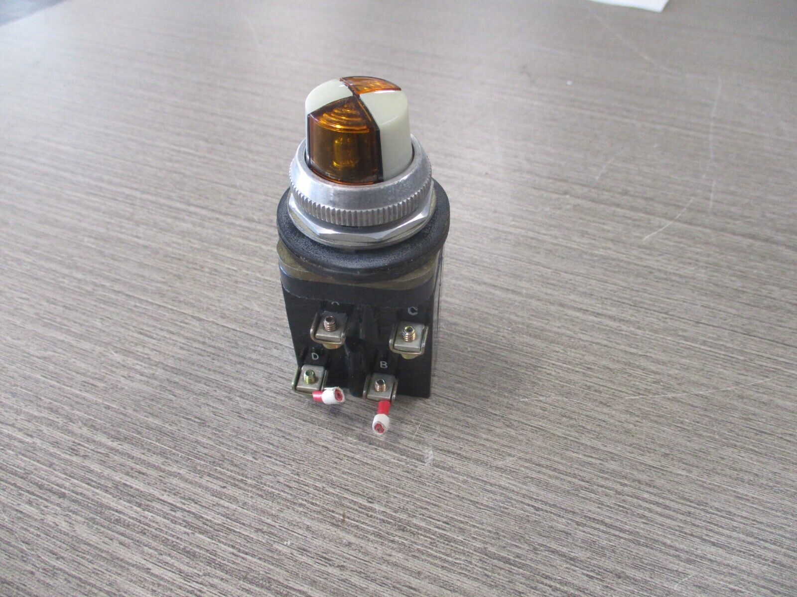 Allen-Bradley Cluster Pilot Light 800T-PC416 Ser. N 120V Amber/White Used