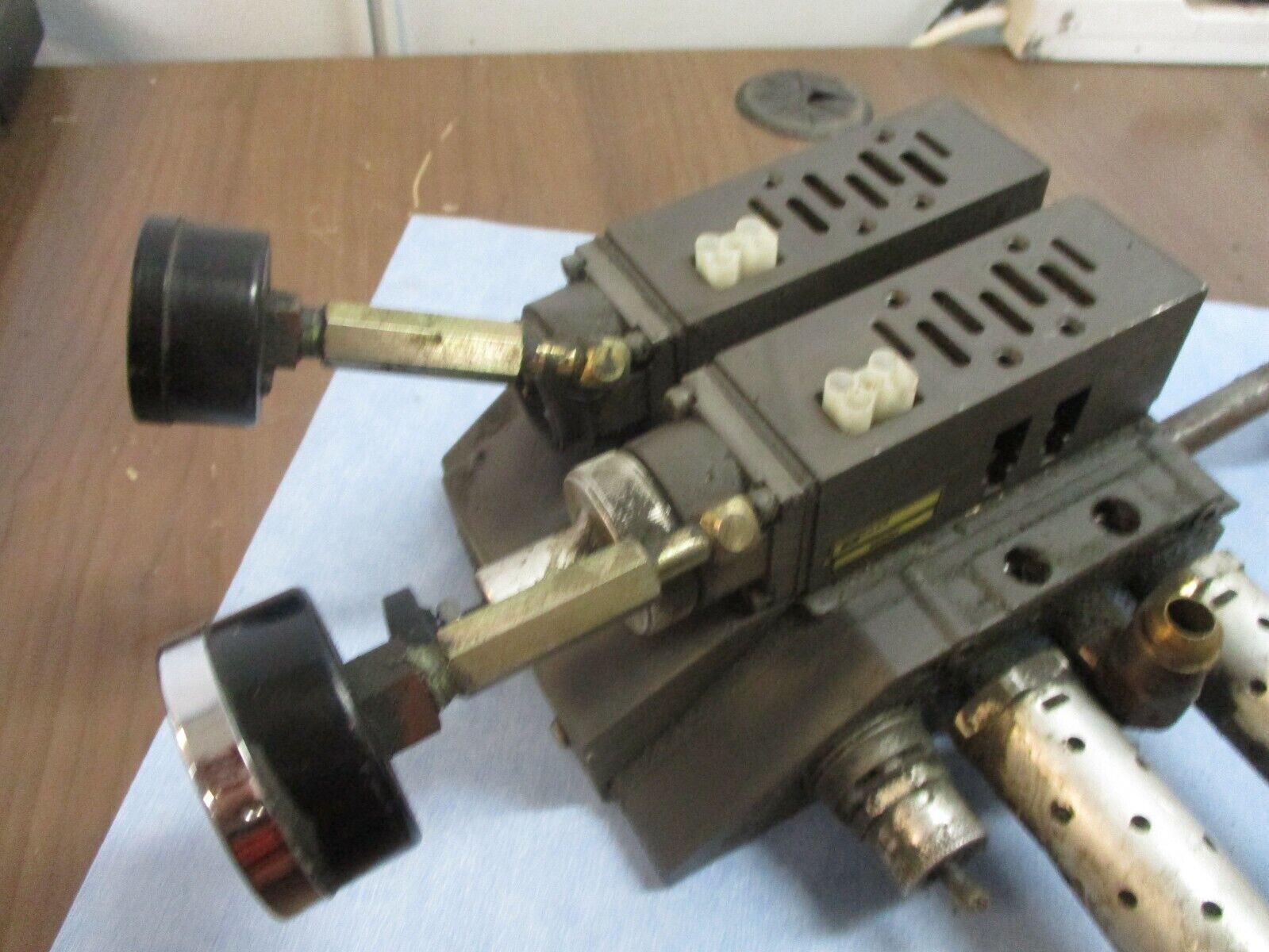 Ross Manifold Base 493N86 w/ (2) Sub Base Model #: 965N91 *Cracked Gauge* Used