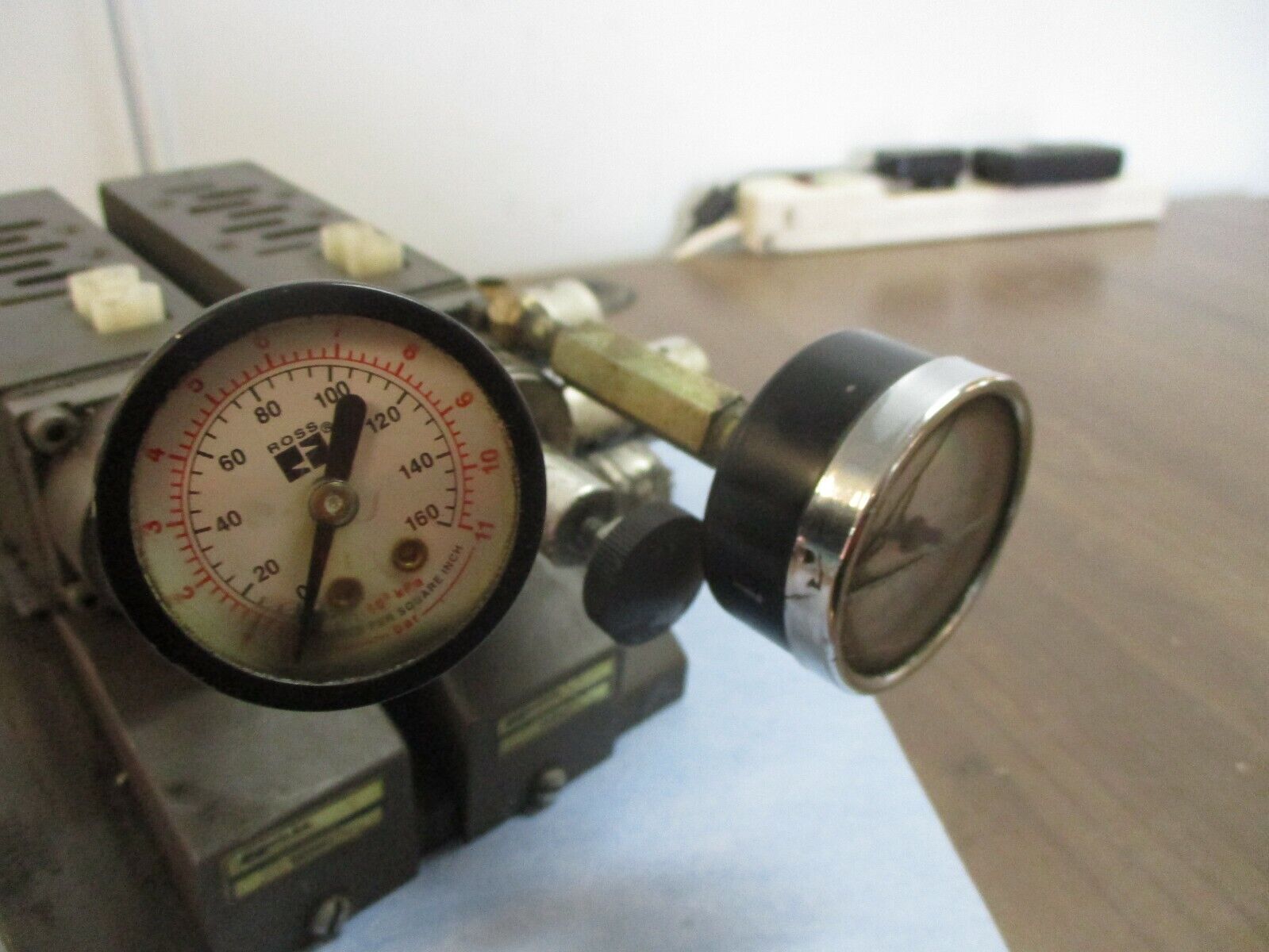 Ross Manifold Base 493N86 w/ (2) Sub Base Model #: 965N91 *Cracked Gauge* Used