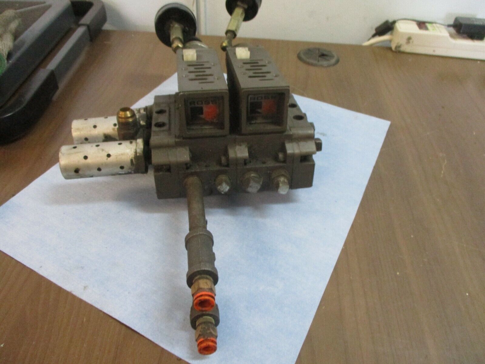 Ross Manifold Base 493N86 w/ (2) Sub Base Model #: 965N91 *Cracked Gauge* Used