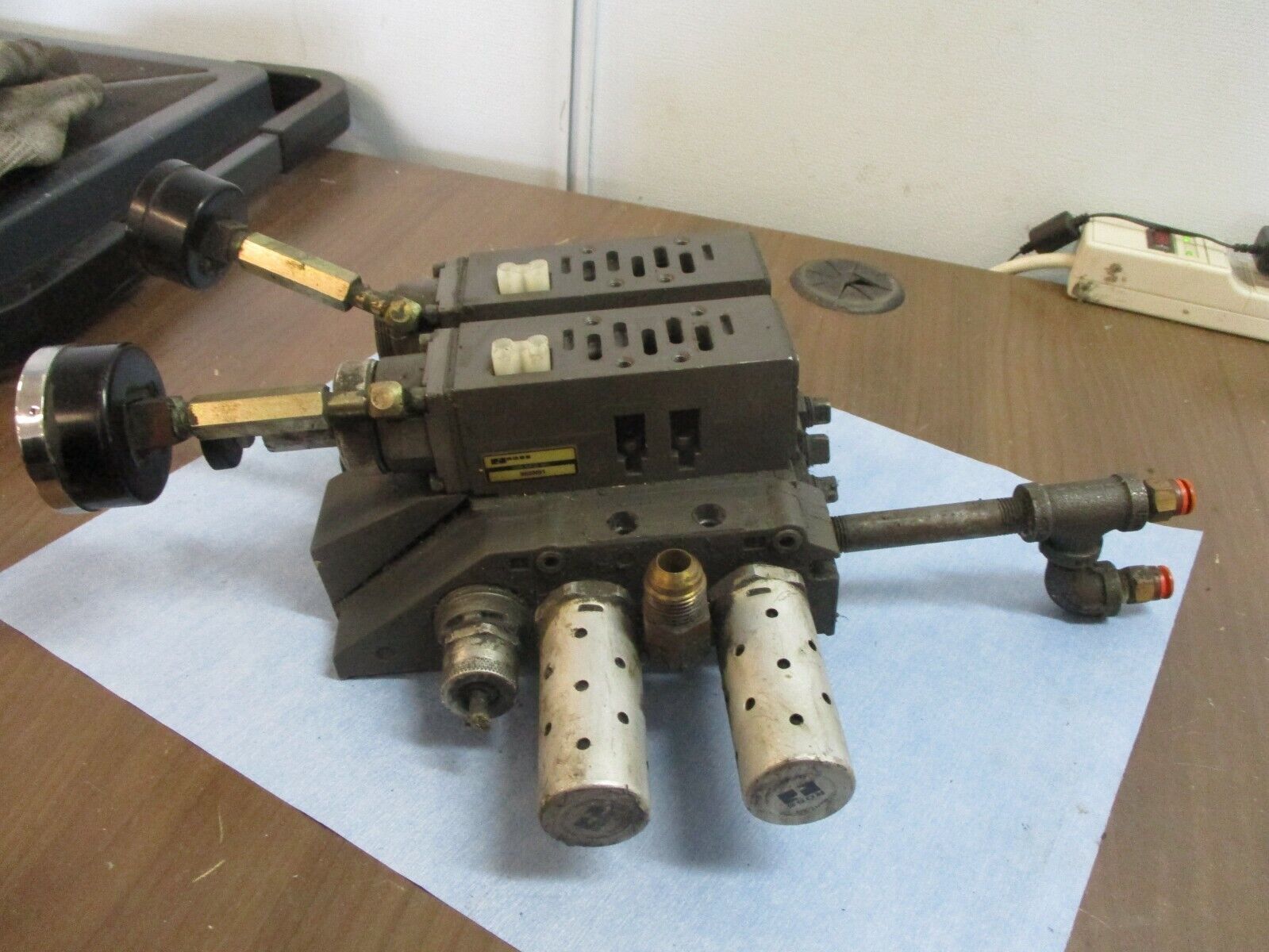 Ross Manifold Base 493N86 w/ (2) Sub Base Model #: 965N91 *Cracked Gauge* Used