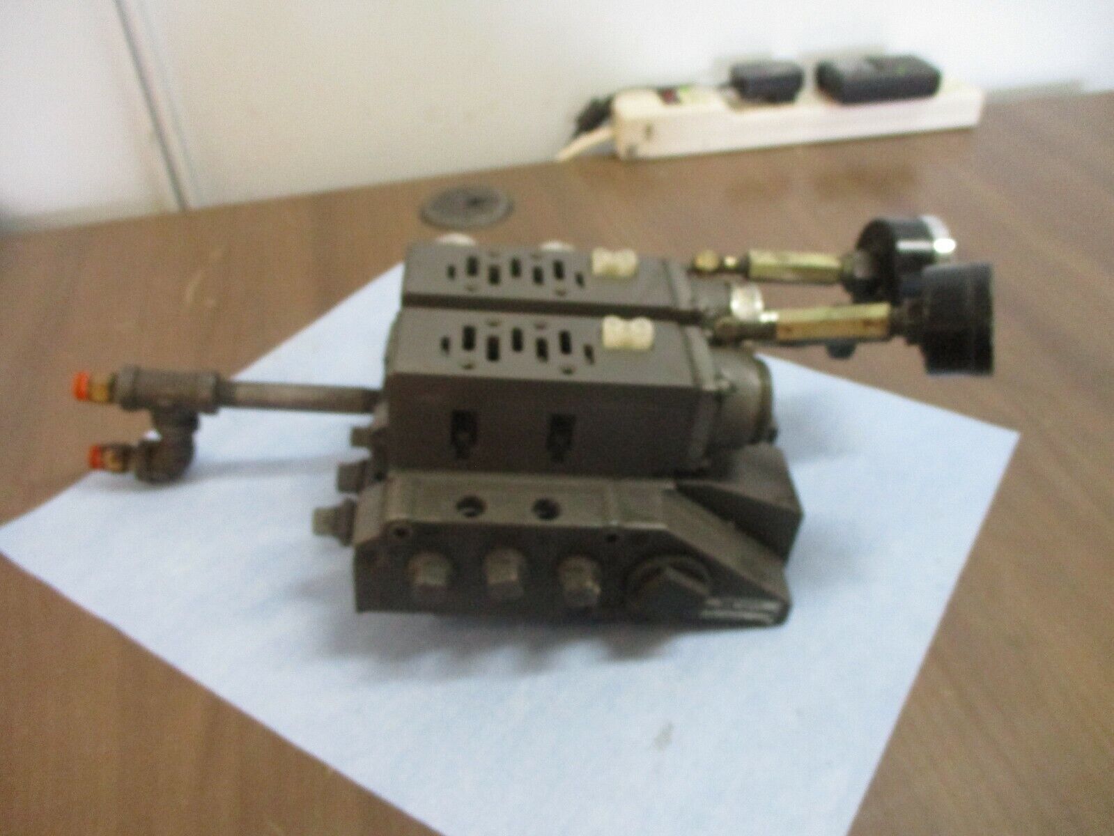 Ross Manifold Base 493N86 w/ (2) Sub Base Model #: 965N91 *Cracked Gauge* Used