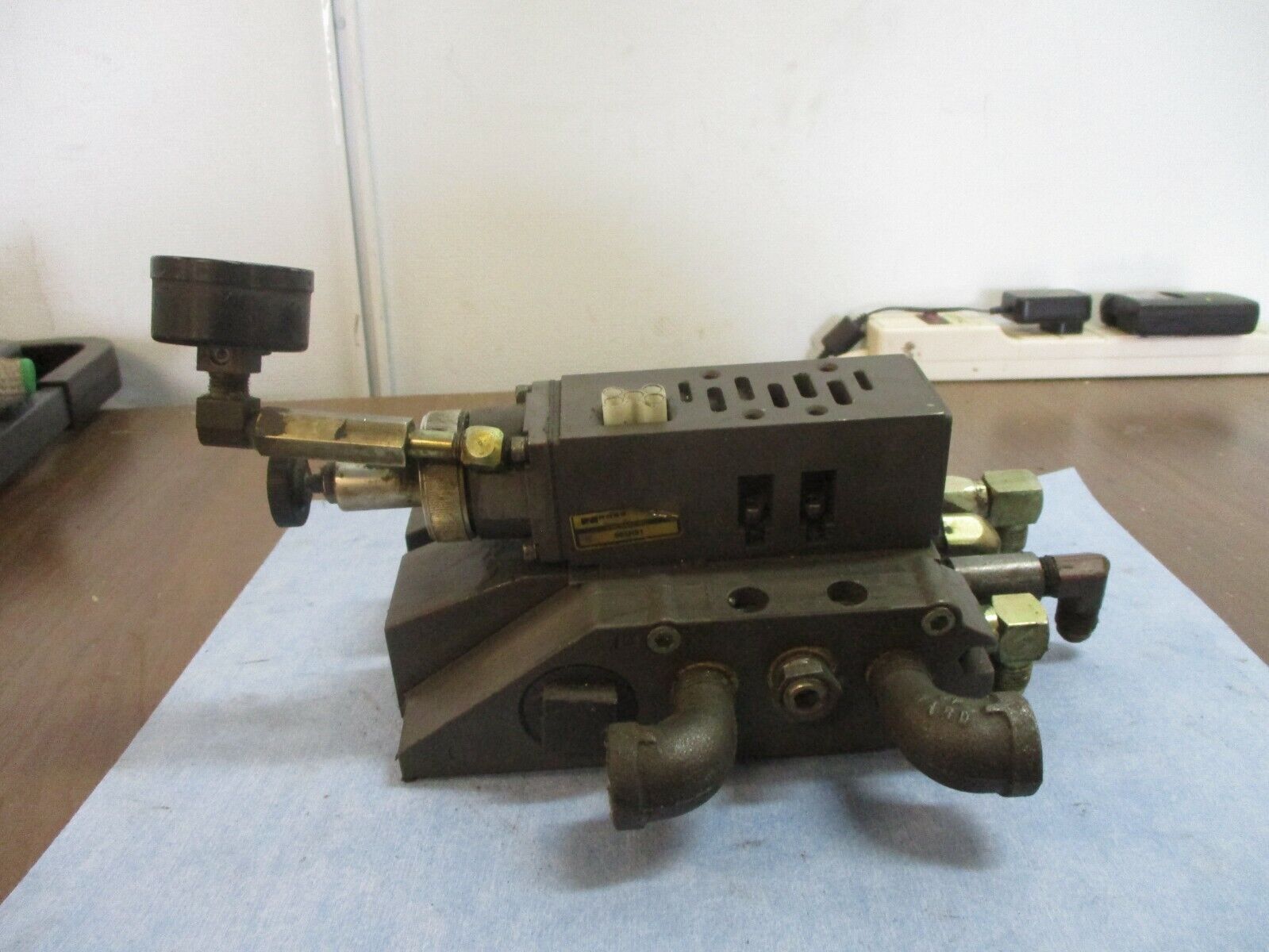 Ross Manifold Base 493N86 w/ (1) Sub Base Model #: 965N91 Used