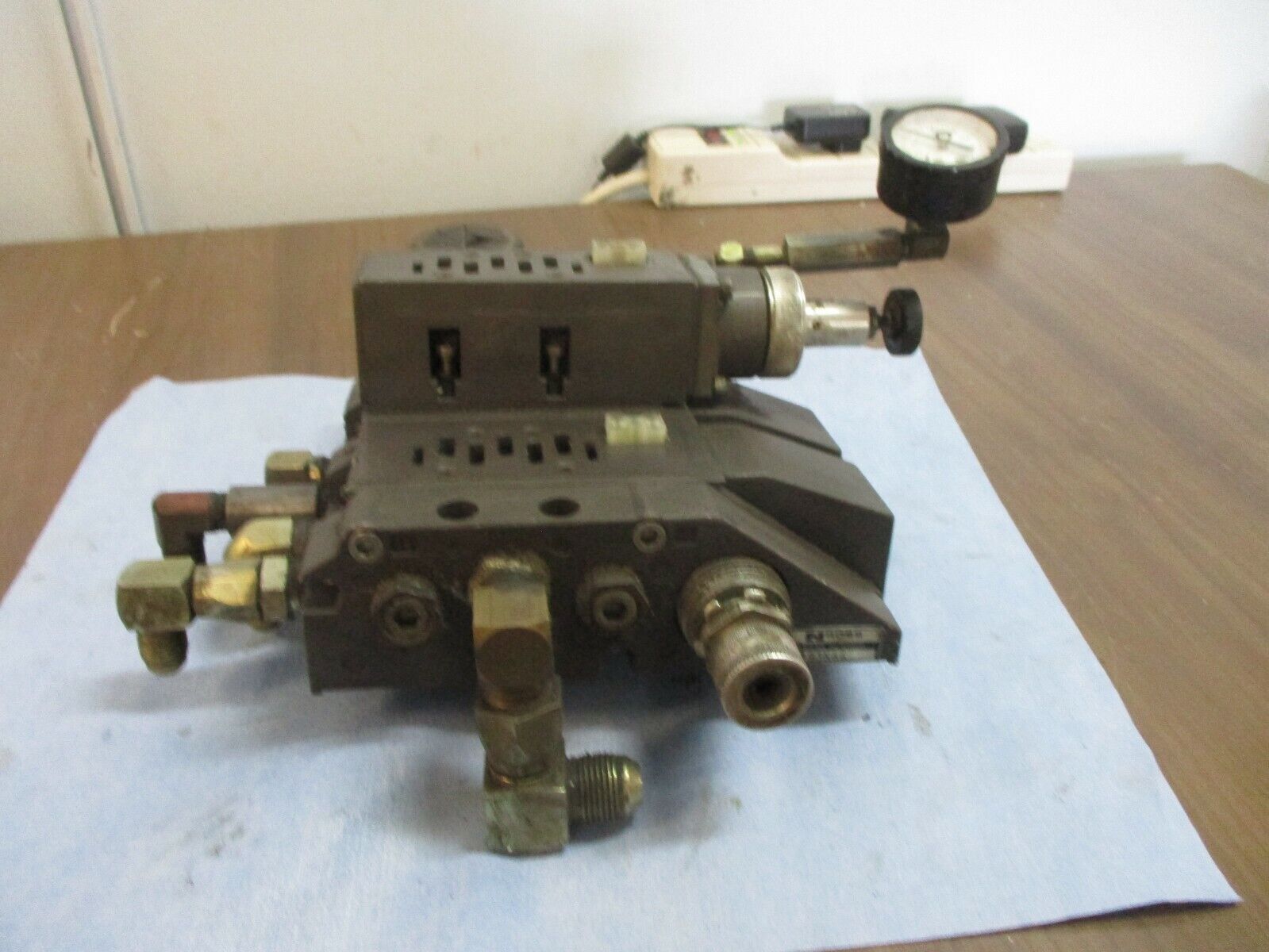 Ross Manifold Base 493N86 w/ (1) Sub Base Model #: 965N91 Used