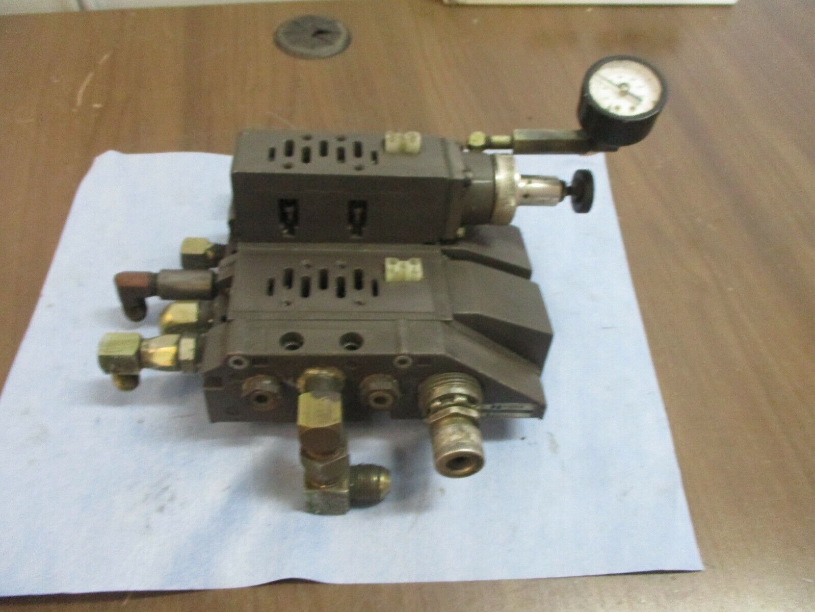 Ross Manifold Base 493N86 w/ (1) Sub Base Model #: 965N91 Used