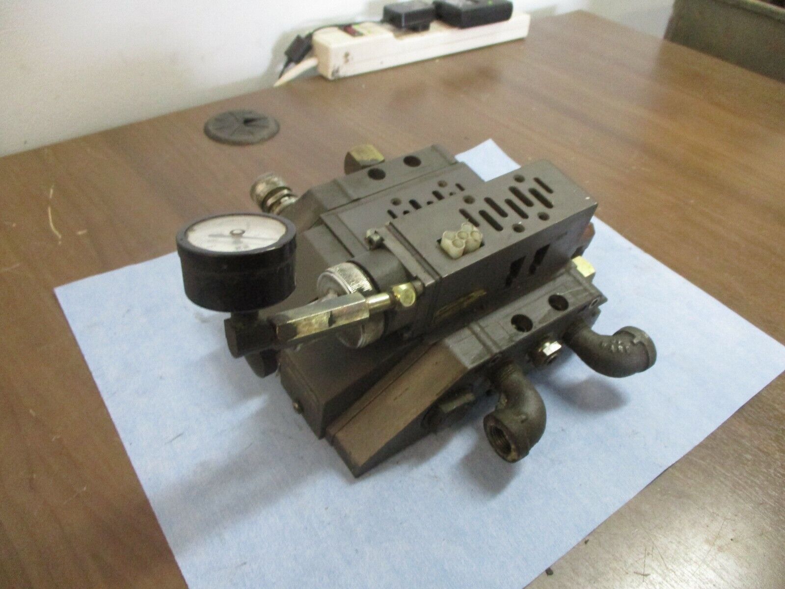 Ross Manifold Base 493N86 w/ (1) Sub Base Model #: 965N91 Used