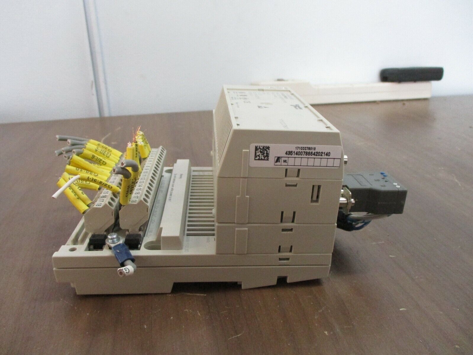 Schneider Electric TSX Momentum Processor w/ I/O Base 171CCC78010 512K Used