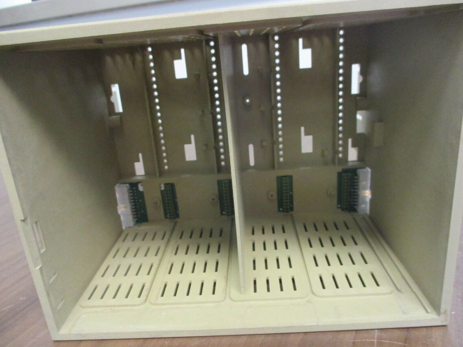 Honeywell Card Housing XH561 HW V1.2 24V 47-63Hz Used