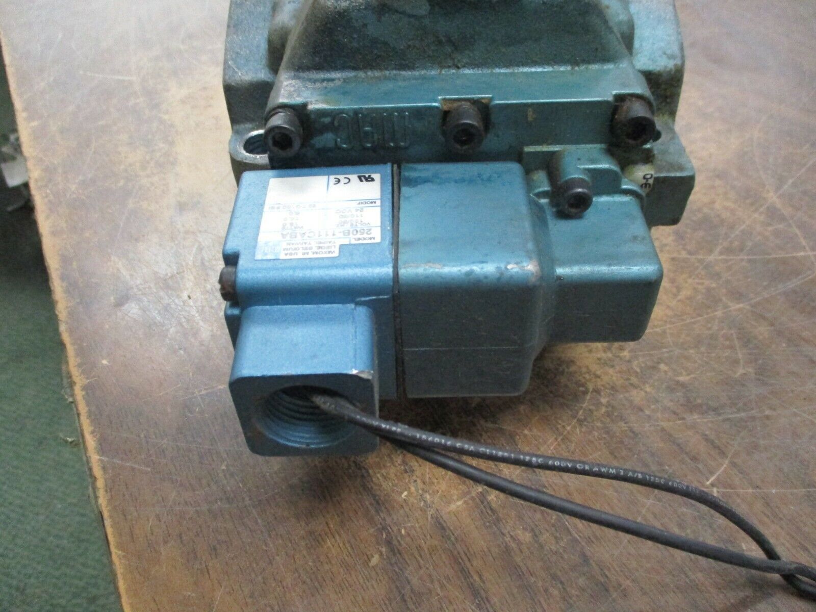 MAC Solenoid w/ Valve 250B-111CABA 110/120V 50/60Hz 24VDC 25-150PSI Used