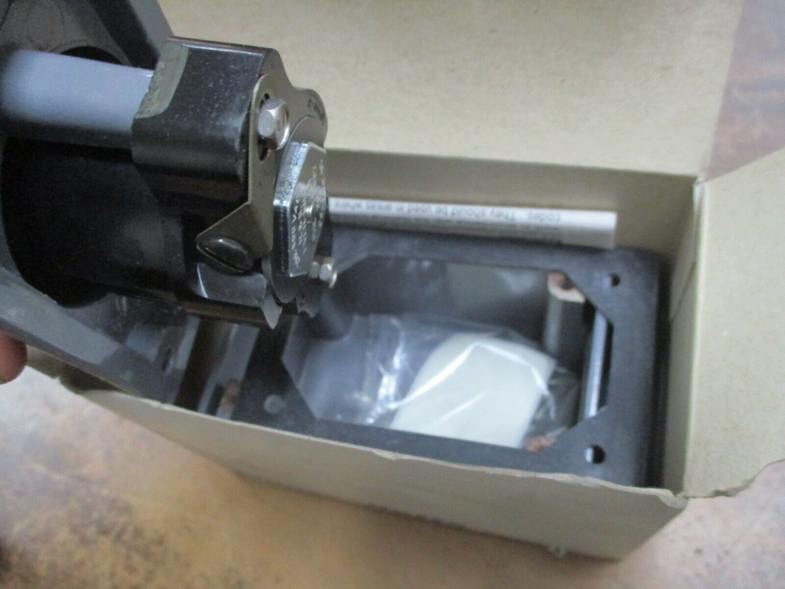 Russellstoll Receptacle 3753 20/30A 250/600V 2W 3P New Surplus