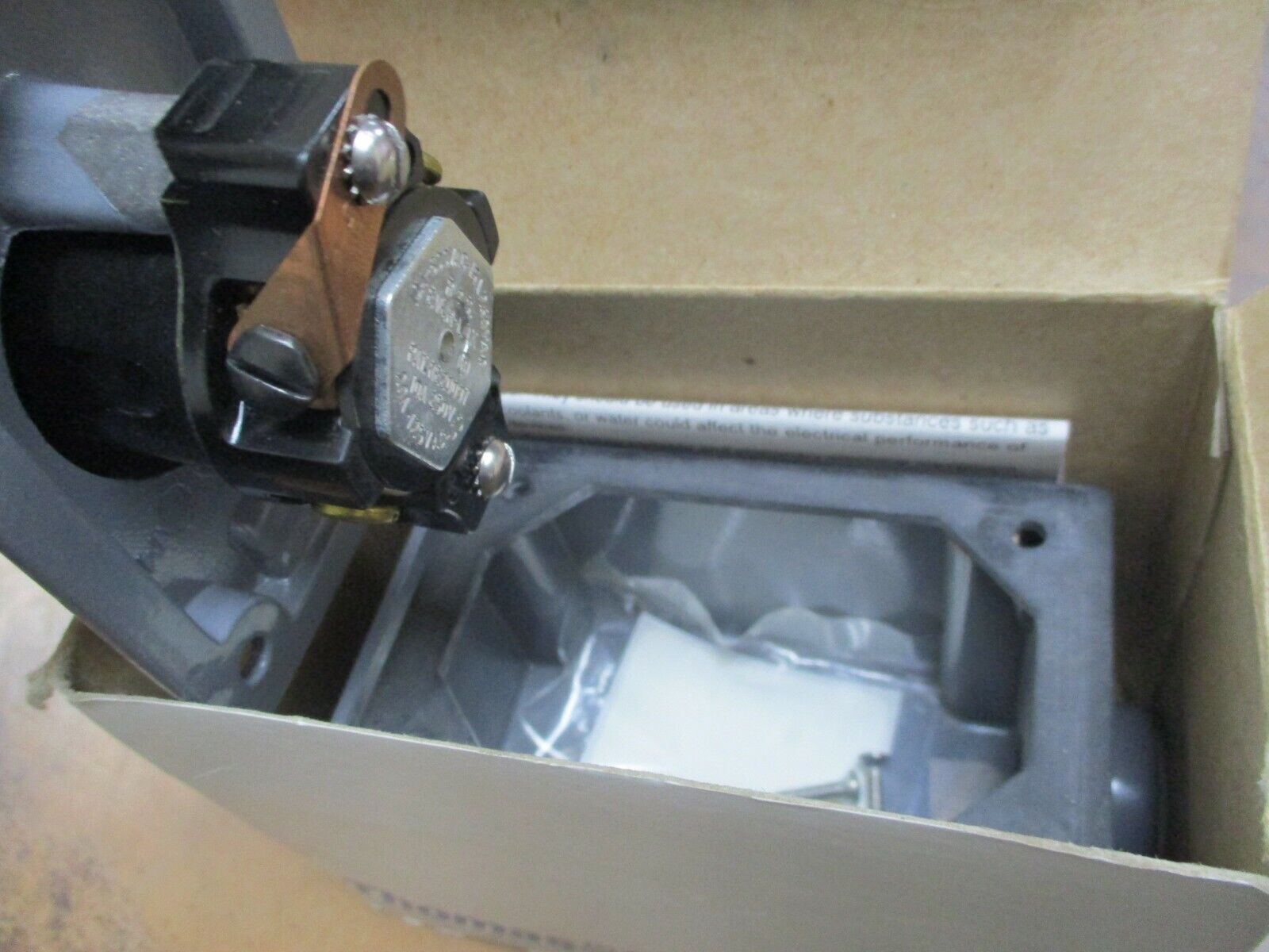 Russellstoll Receptacle 3744-RS 10/15A 125/250/600V 3W 4P New Surplus