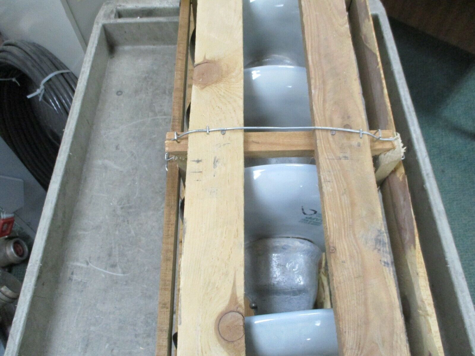 China Insulators LLC Arrester 21062-1306051 New Surplus