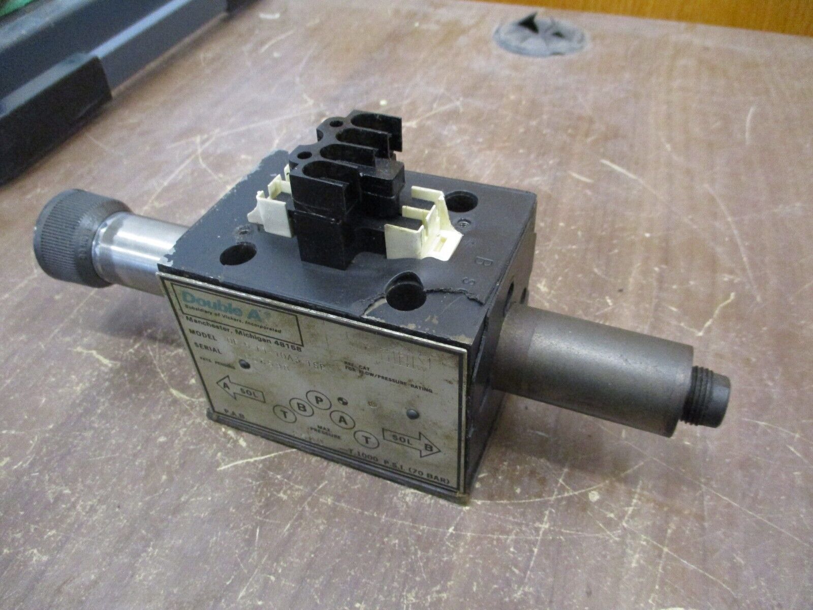 Vickers Double A Directional Control Valve QF-5-TT-10A3-TSP 1000PSI Used