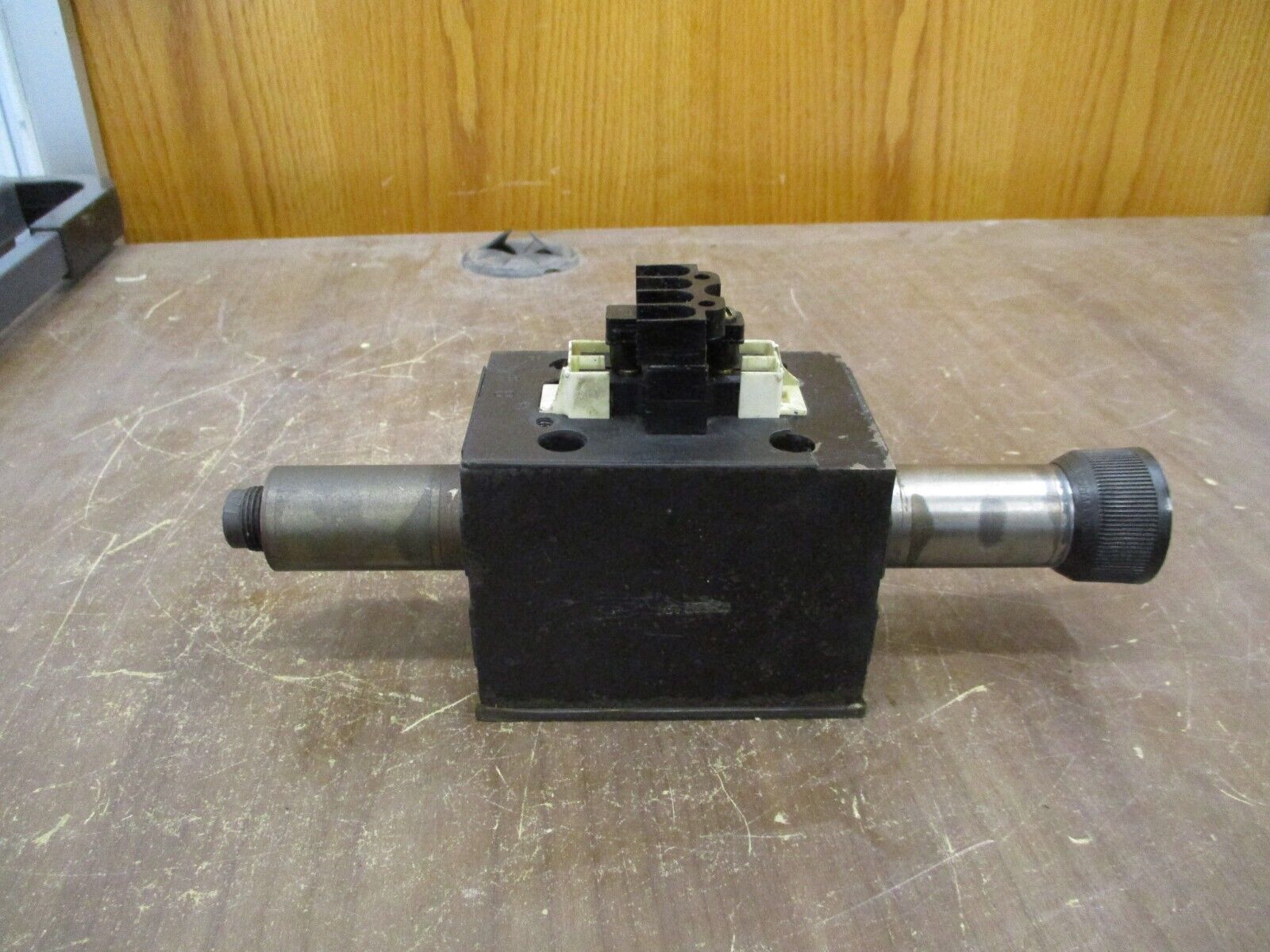 Vickers Double A Directional Control Valve QF-5-TT-10A3-TSP 1000PSI Used