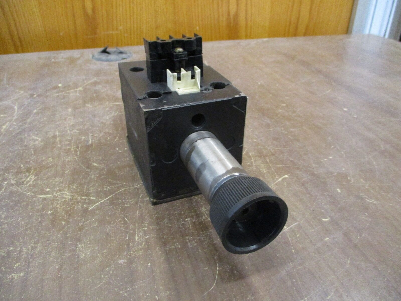 Vickers Double A Directional Control Valve QF-5-TT-10A3-TSP 1000PSI Used