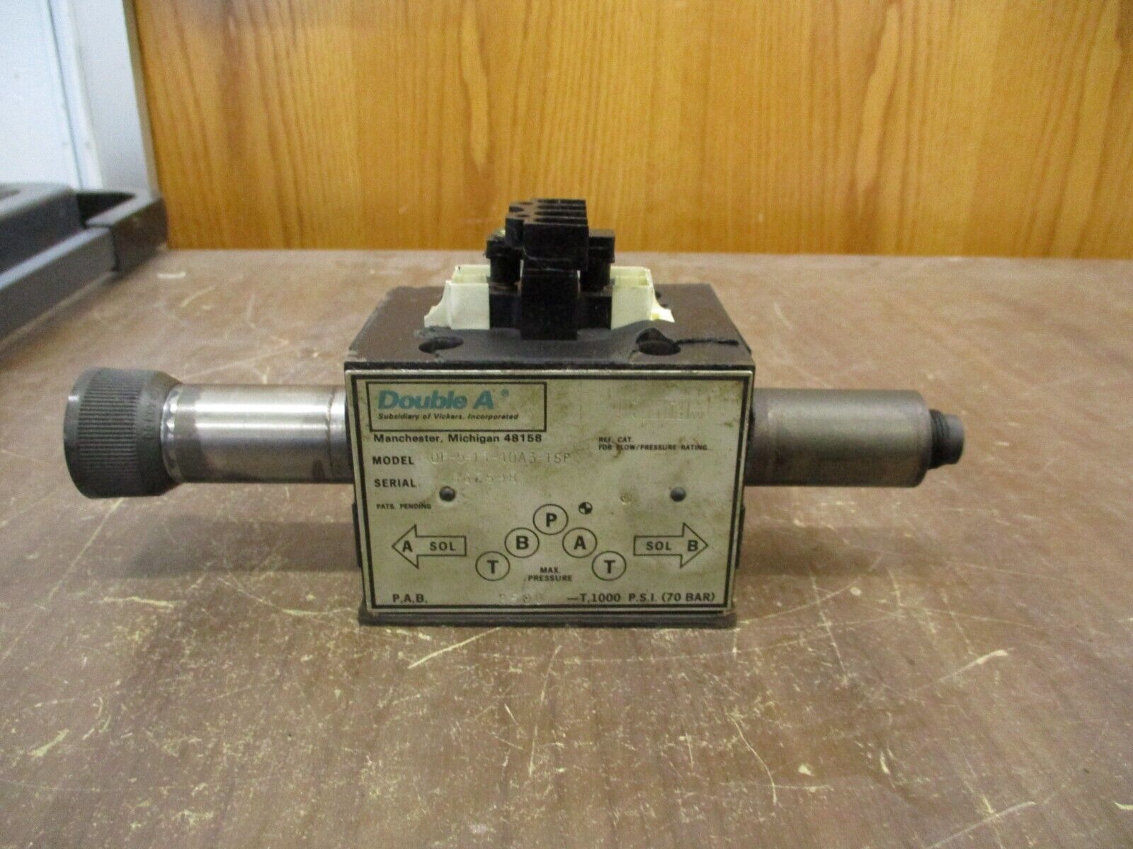Vickers Double A Directional Control Valve QF-5-TT-10A3-TSP 1000PSI Used
